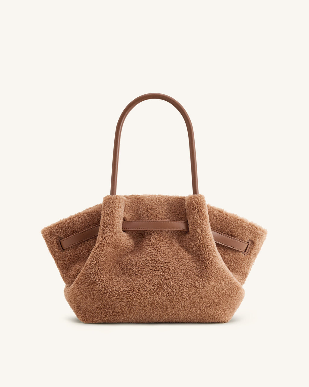 Bolso tote mediano Hana de piel sintética de JW PEI en color marrón café, vista trasera con asas y textura suave de felpa.