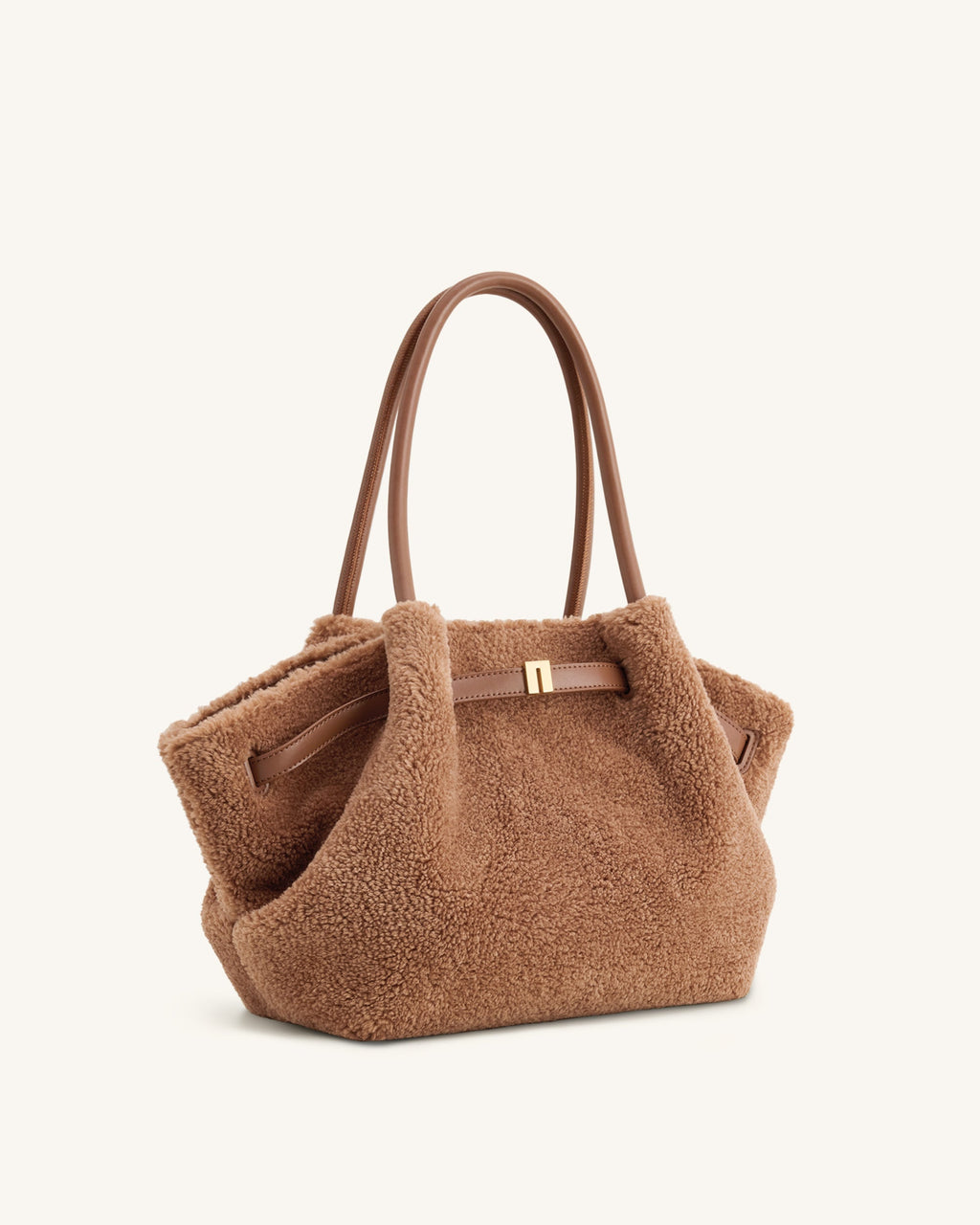 Bolso tote de pelo sintético Hana Medium de JW PEI en color marrón café, vista lateral del diseño de la bolsa.