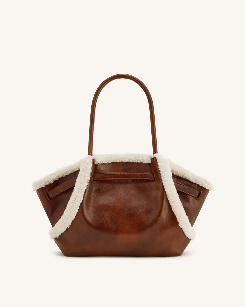 Mochila tote JW PEI Hana mediana con acabado en peluche falso y borde de shearling en color marrón, vista trasera.