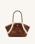 Bolso tote mediano JW PEI Hana con borde de felpa sintética marrón, diseño elegante y espacioso para uso diario.