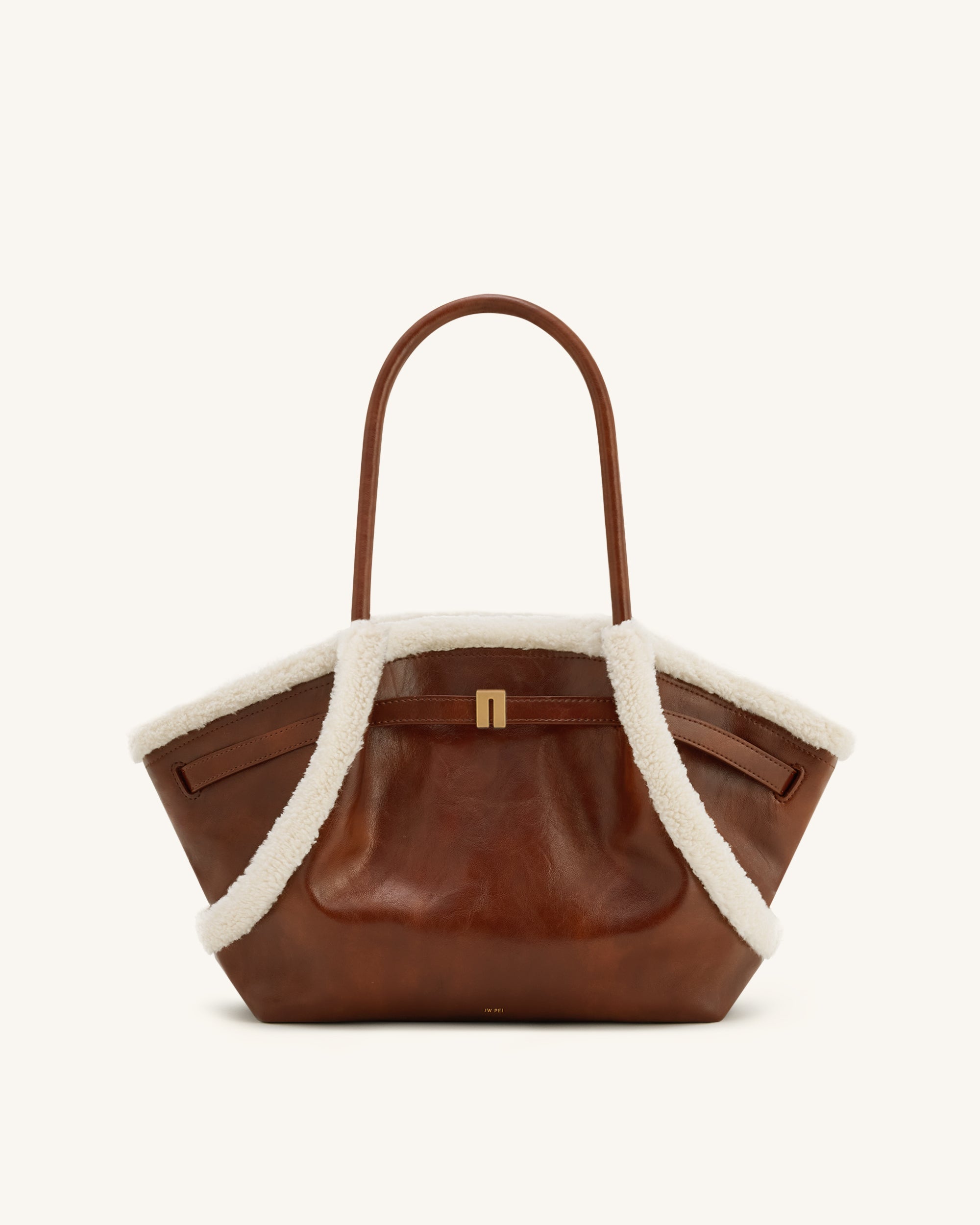 Bolso tote mediano JW PEI Hana con borde de felpa sintética marrón, diseño elegante y espacioso para uso diario.
