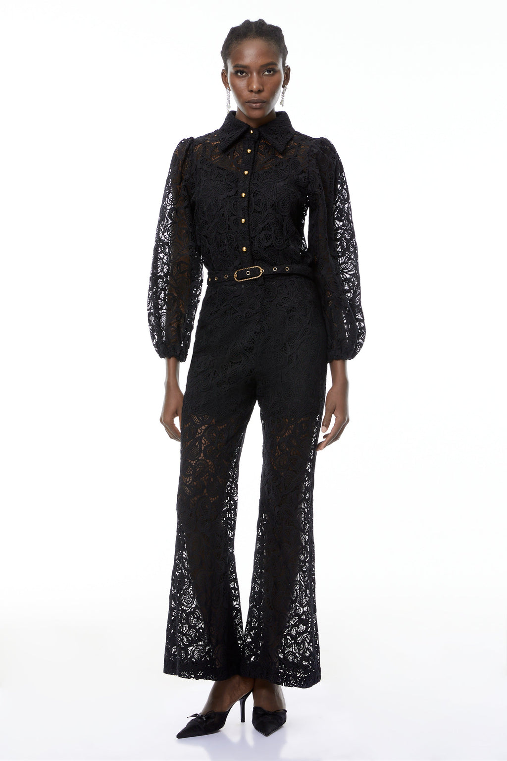 Conjunto de blusa y pantalón floral negro Jacqueline de MRMelbourne, muestra detalles de encaje y estilo elegante.