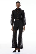 Conjunto de blusa y pantalón floral negro Jacqueline de MRMelbourne, muestra detalles de encaje y estilo elegante.