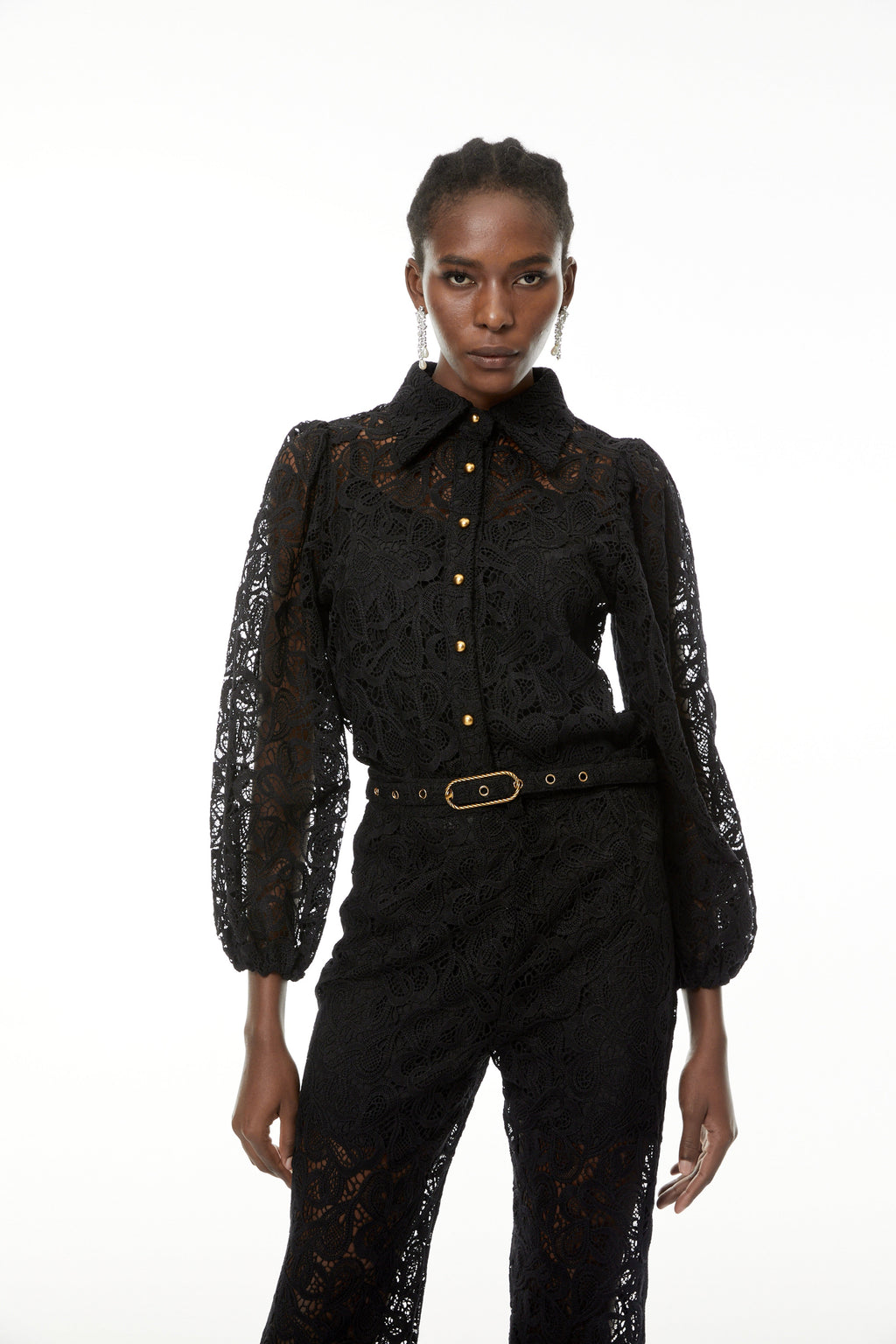 Conjunto de blusa y pantalón con encaje floral negro Jacqueline de MRMelbourne, vista en conjunto.