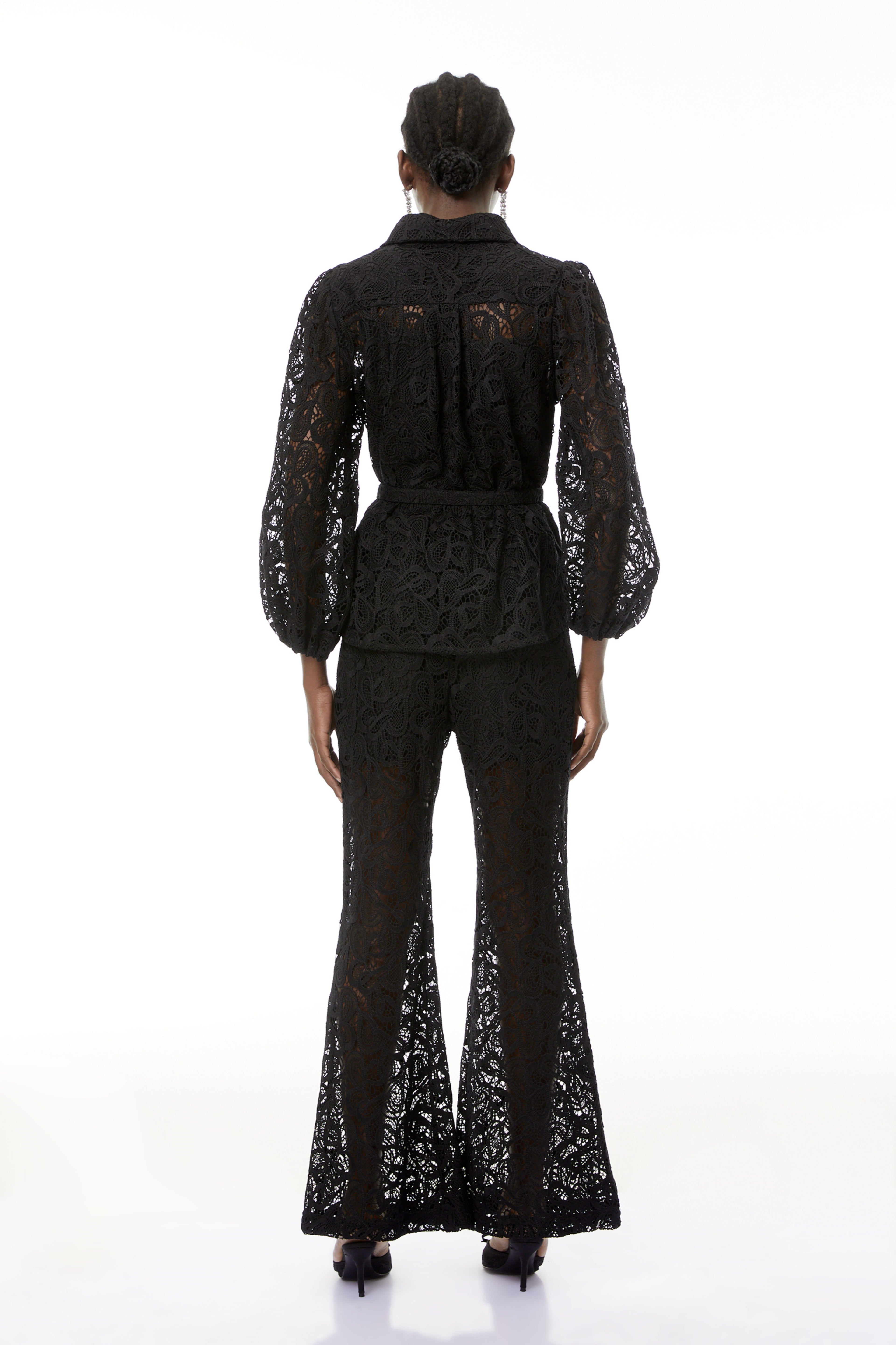 Conjunto de blusa de encaje floral negra y pantalones de MRMelbourne, vista frontal del conjunto completo.
