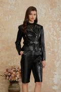 Conjunto de chaqueta y pantalones de cuero negro Jagoda de MRNewyork, estilo elegante y moderno en imagen.
