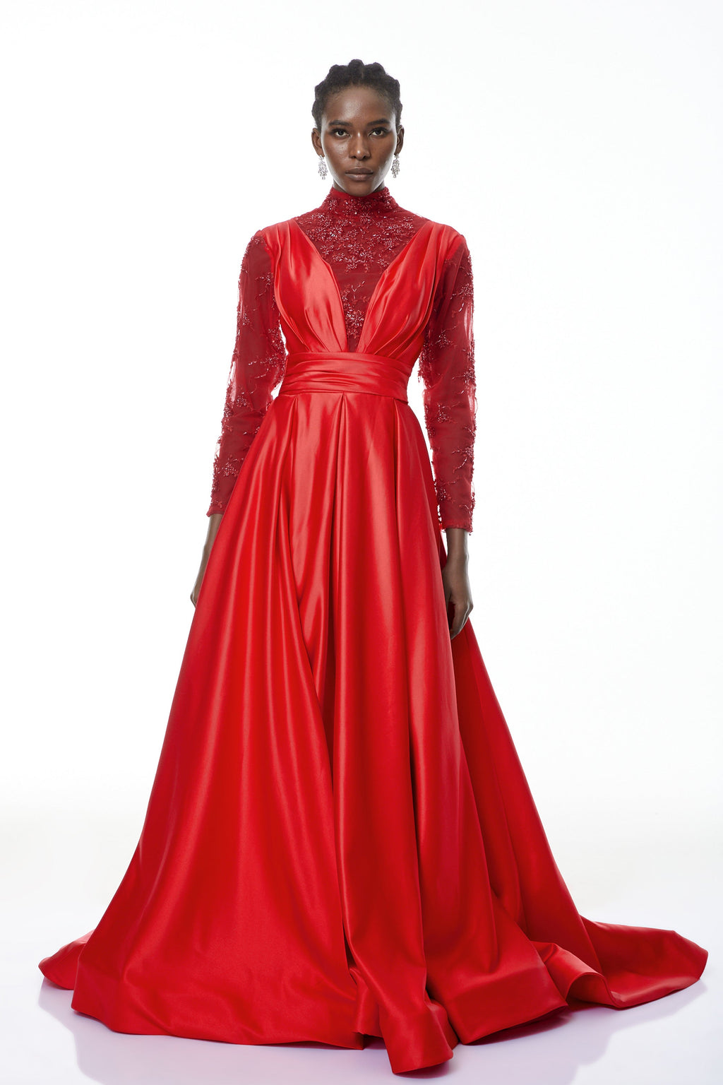 Vestido largo de satín rojo Jelena con bordados y detalles elegantes, diseñado por MRMelbourne.