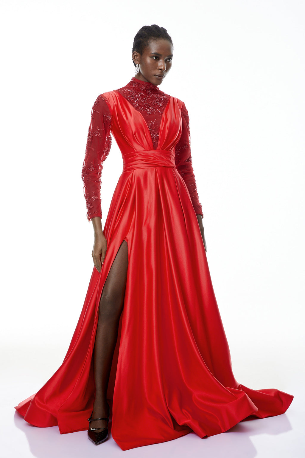 Vestido maxi de satén rojo con adornos, estilo elegante y sofisticado, de la marca MRMelbourne, en vista frontal.