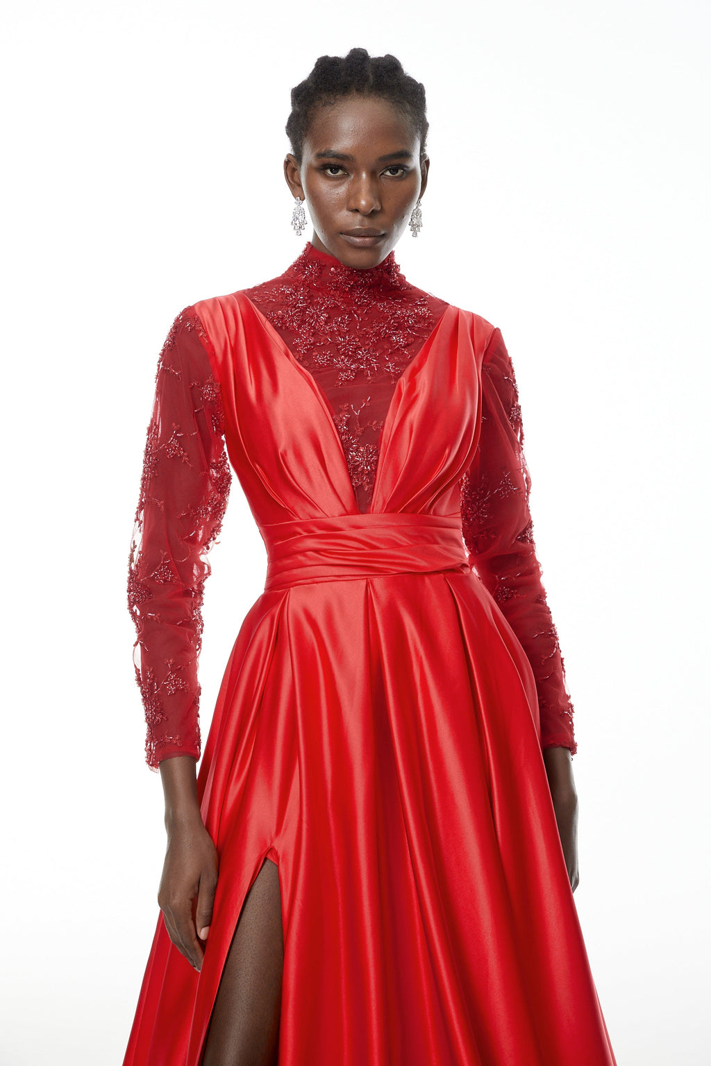 Vestido maxi de satín rojo con adornos y detalles brillantes de la marca MRMelbourne, elegante y sofisticado.