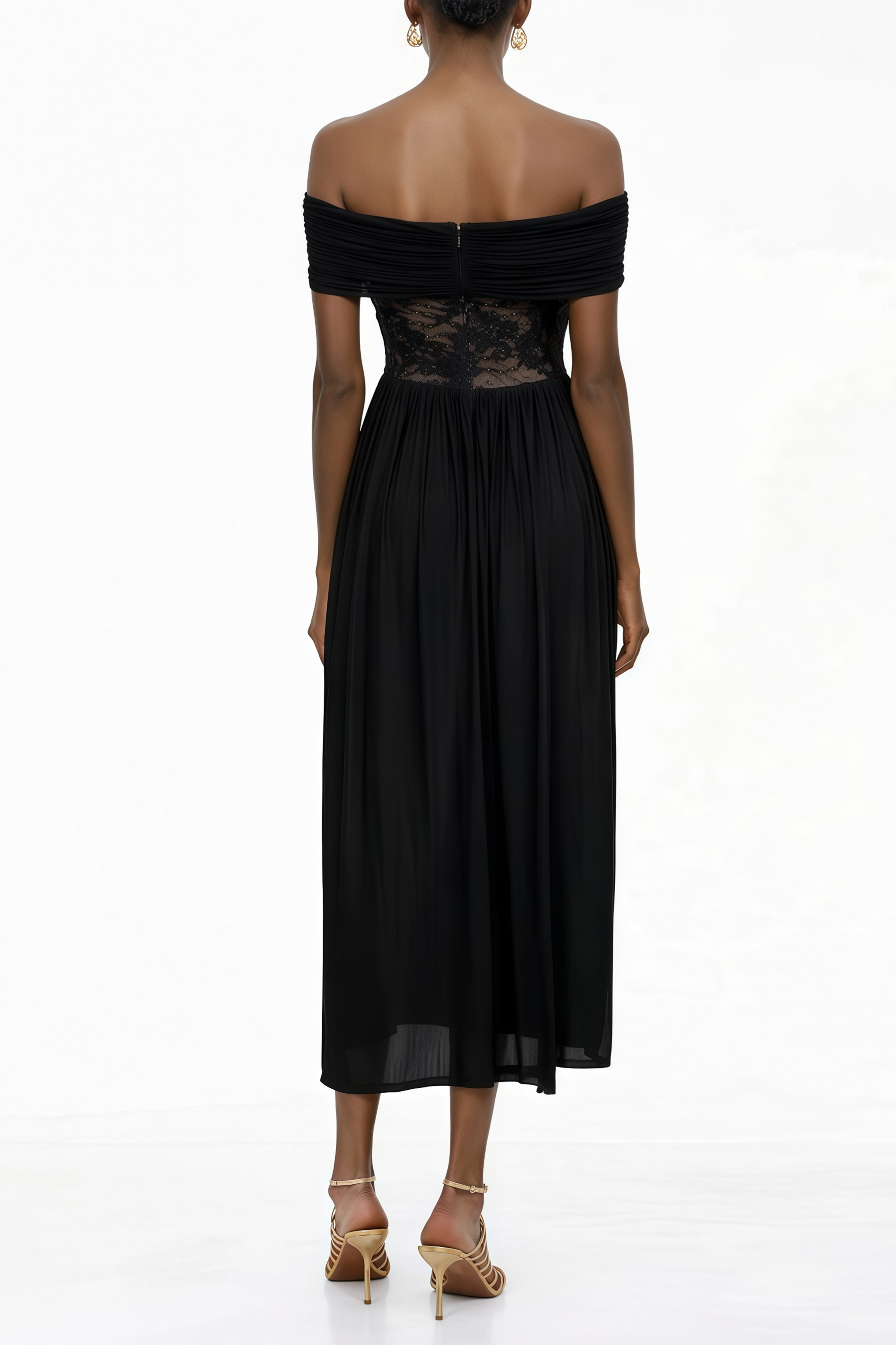 Vestido maxi plisado negro con panel de encaje, estilo elegante de MRTokyo, mostrado en la imagen.