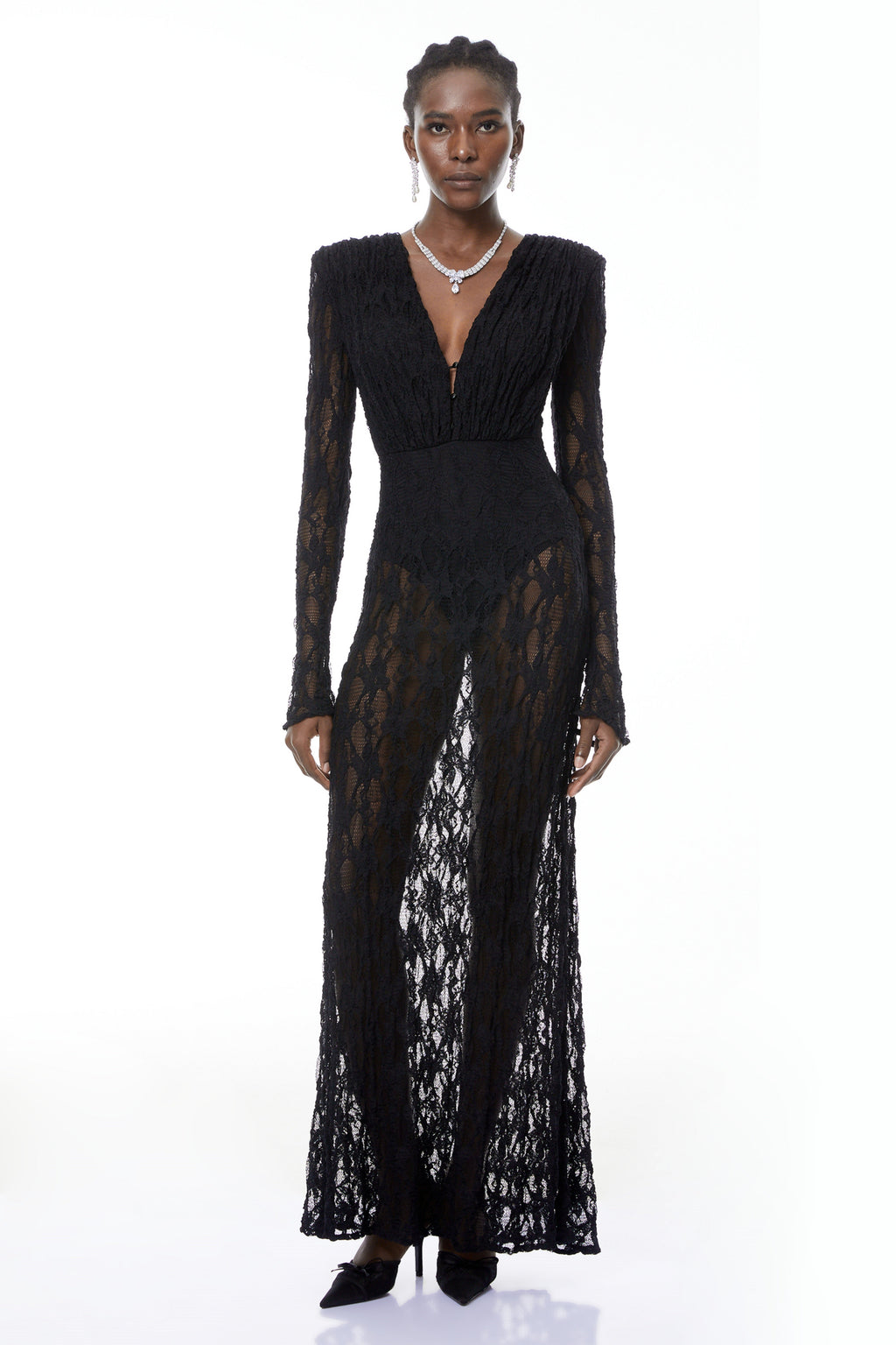 Vestido largo Johanna negro de encaje semi-transparente de MRTokyo, con diseño elegante y detalles delicados.