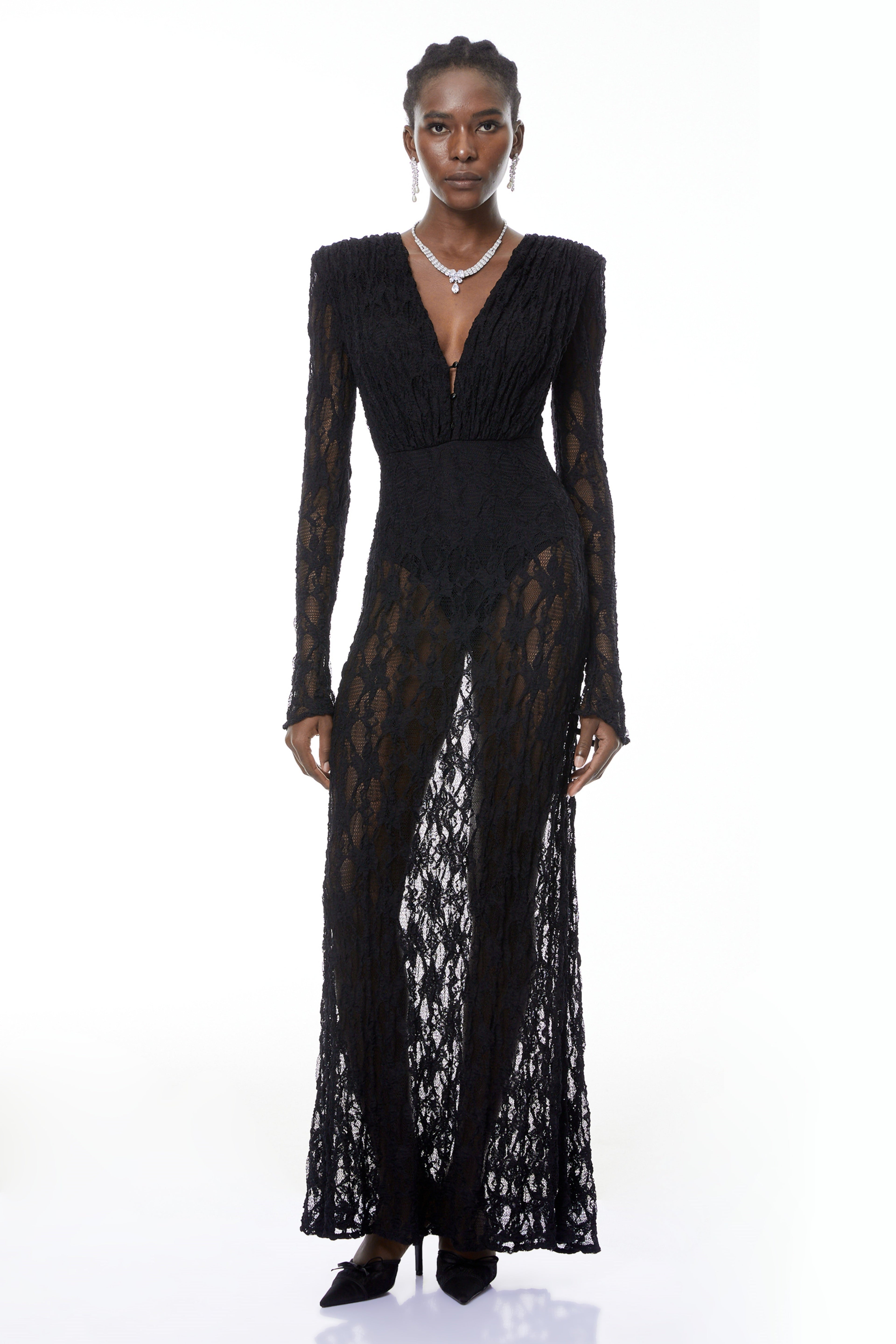 Vestido largo Johanna negro de encaje semi-transparente de MRTokyo, con diseño elegante y detalles delicados.