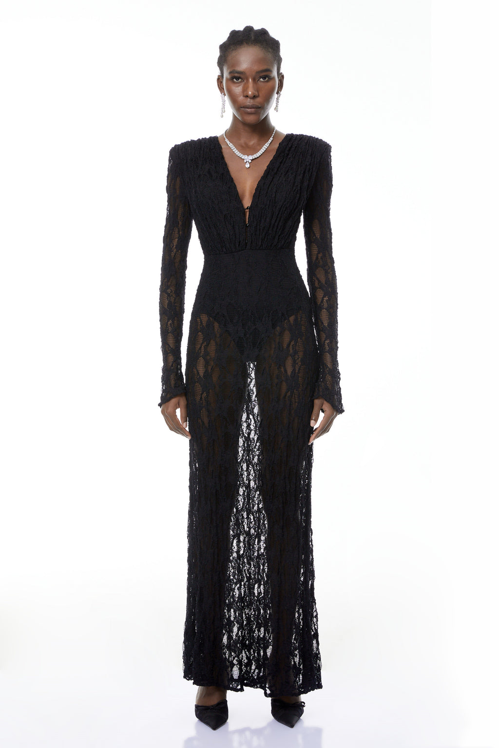 Vestido largo de encaje semi-transparente negro Johanna de la marca MRTokyo, con detalles elegantes y estilo sofisticado.