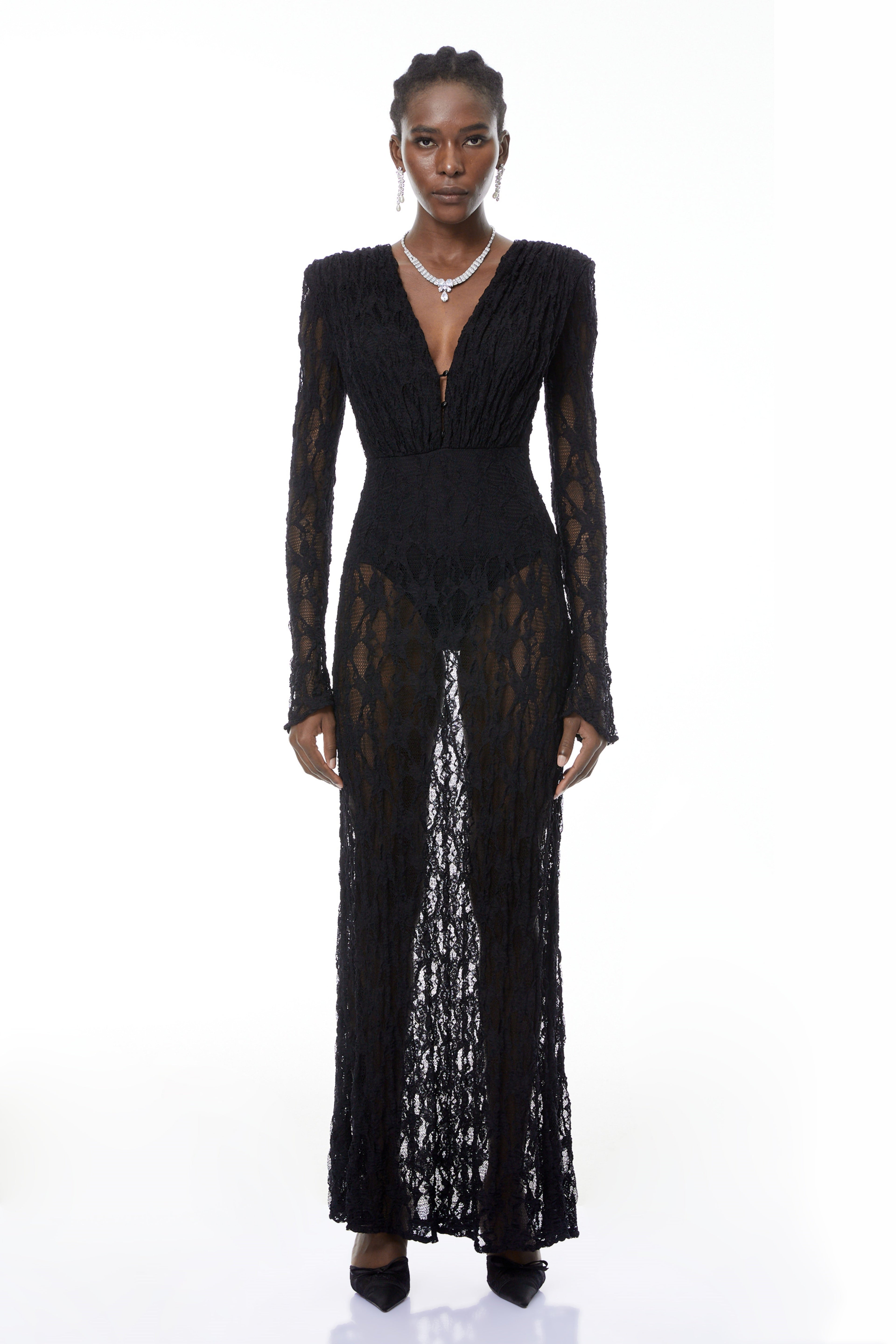 Vestido largo de encaje semi-transparente negro Johanna de la marca MRTokyo, con detalles elegantes y estilo sofisticado.
