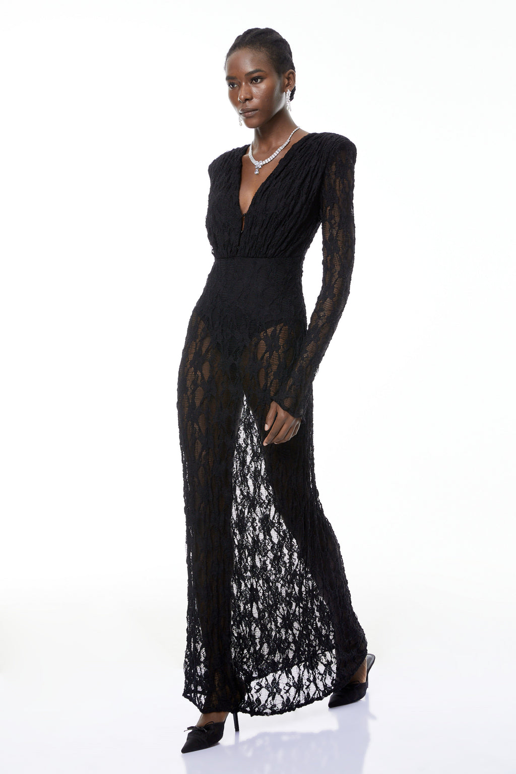 Vestido largo de encaje semi-transparente negro Johanna de MRTokyo, con detalles elegantes y diseño ajustado.