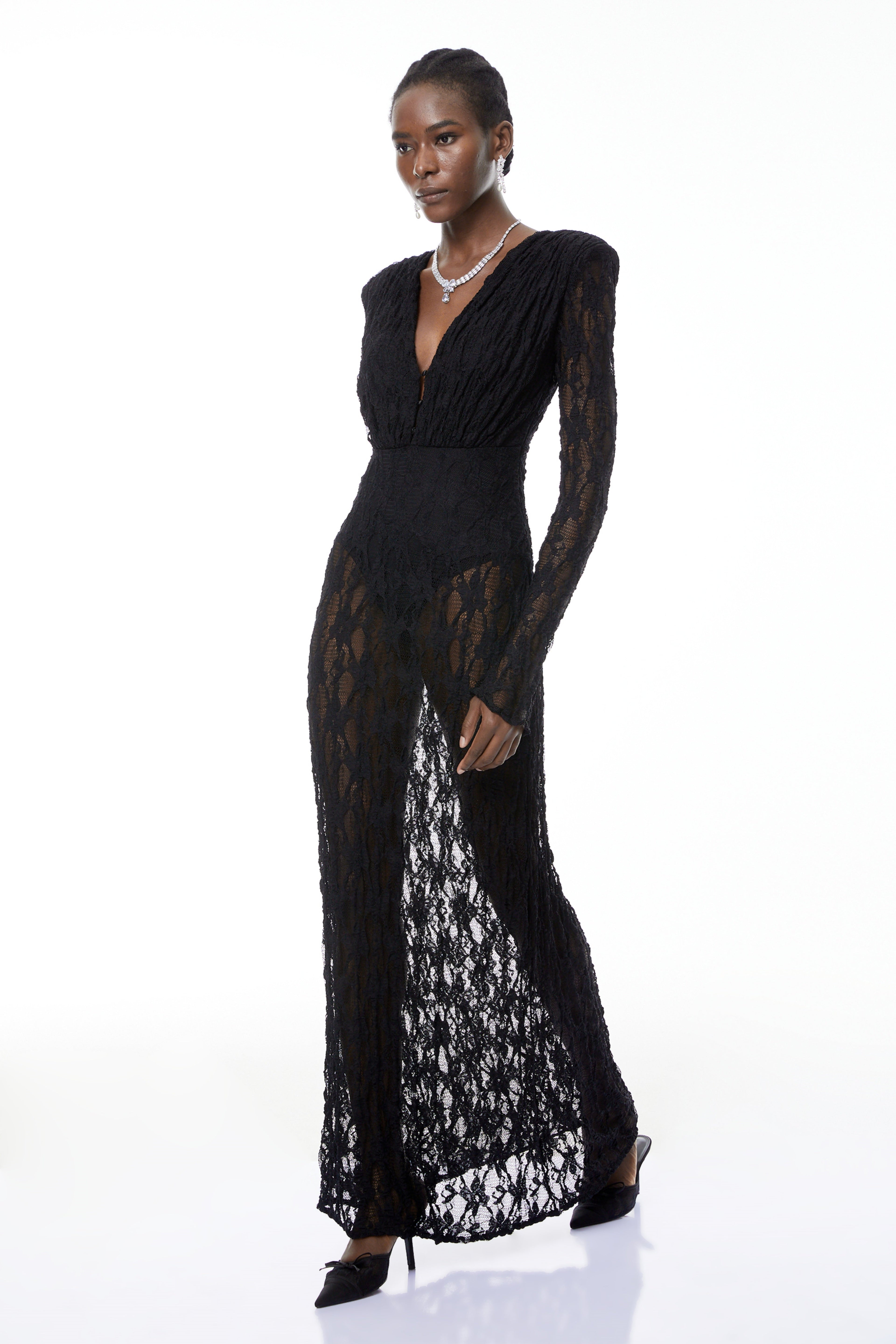 Vestido largo de encaje semi-transparente negro Johanna de MRTokyo, con detalles elegantes y diseño ajustado.