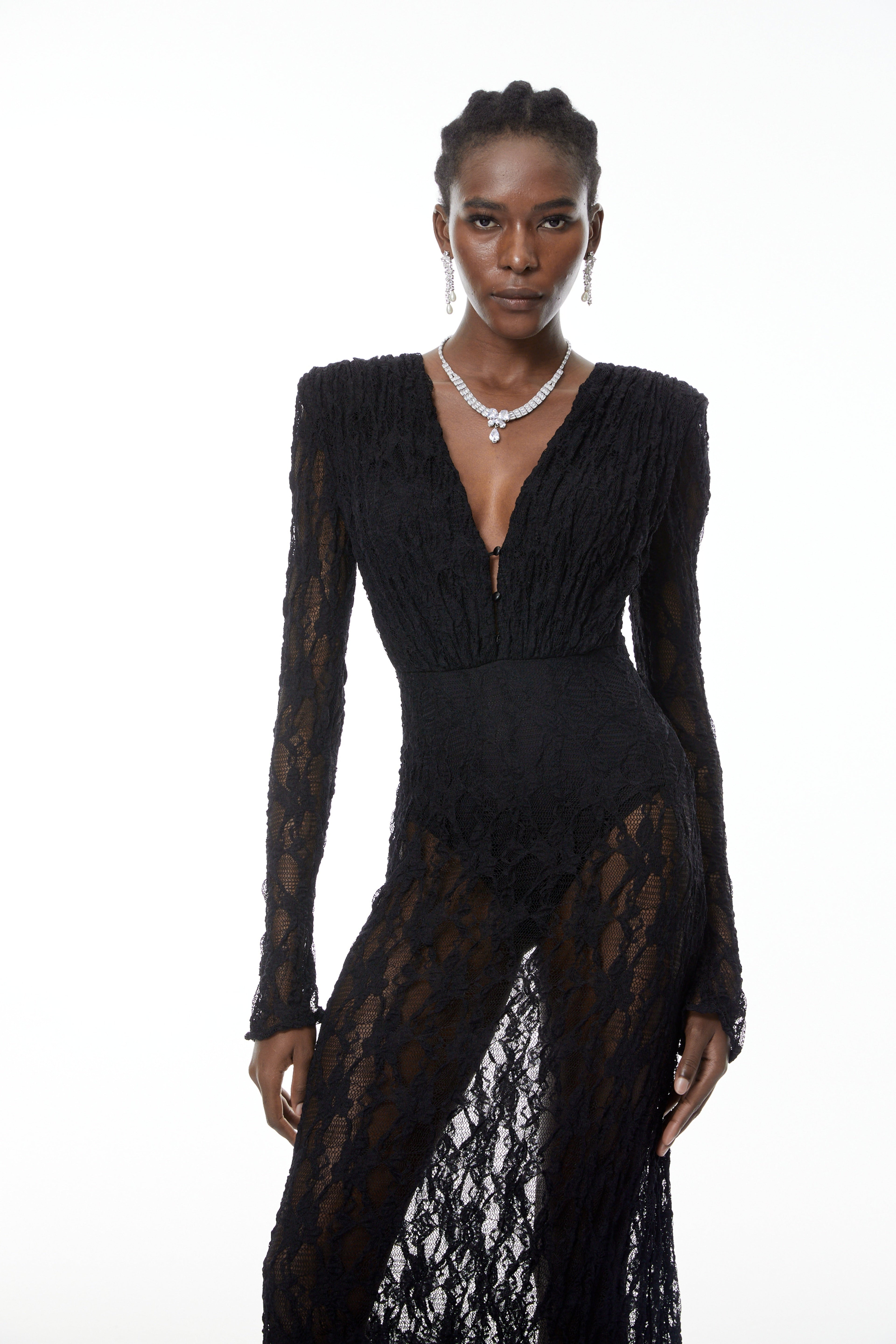 Vestido largo Johanna MRTokyo negro de encaje semi-transparente, con diseño elegante y detalles delicados en la tela.