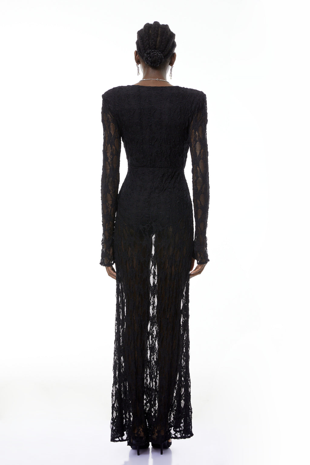 Vestido largo negro semi-transparente de encaje Johanna de la marca MRTokyo, con detalles elegantes y delicados en la tela.