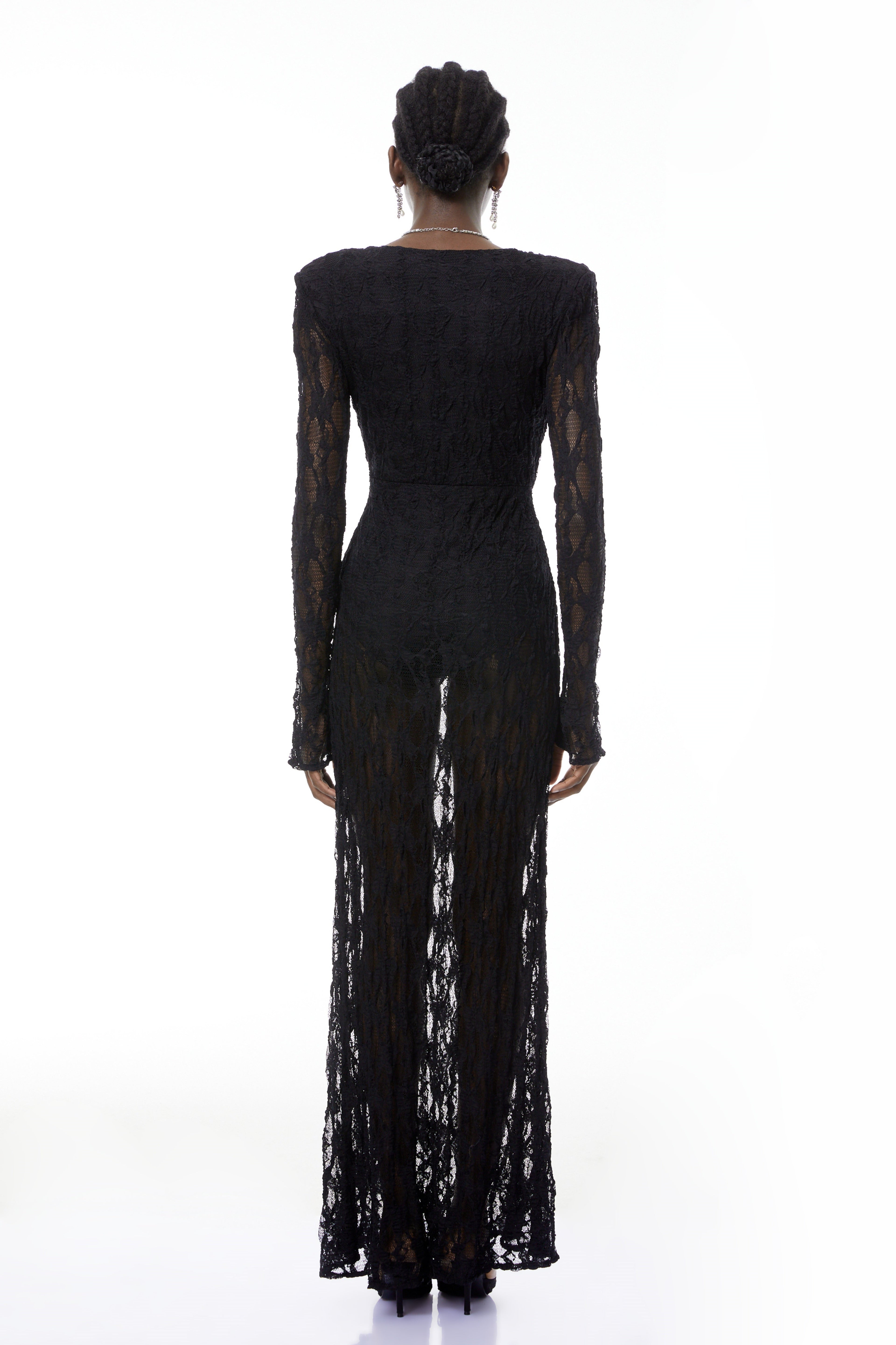 Vestido largo negro semi-transparente de encaje Johanna de la marca MRTokyo, con detalles elegantes y delicados en la tela.