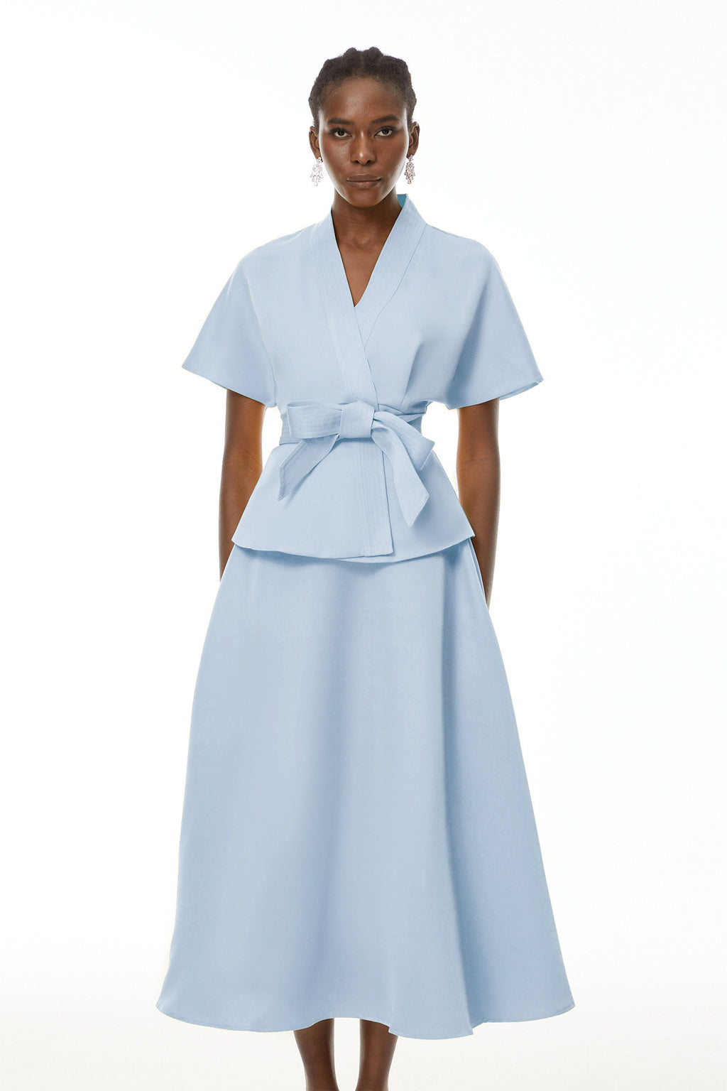Conjunto de blusa y falda azul Johanna de MRMelbourne, blusa con lazo en el cuello y falda a juego, estilo elegante y moderno.