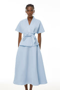 Conjunto de blusa y falda azul Johanna de MRMelbourne, blusa con lazo en el cuello y falda a juego, estilo elegante y moderno.