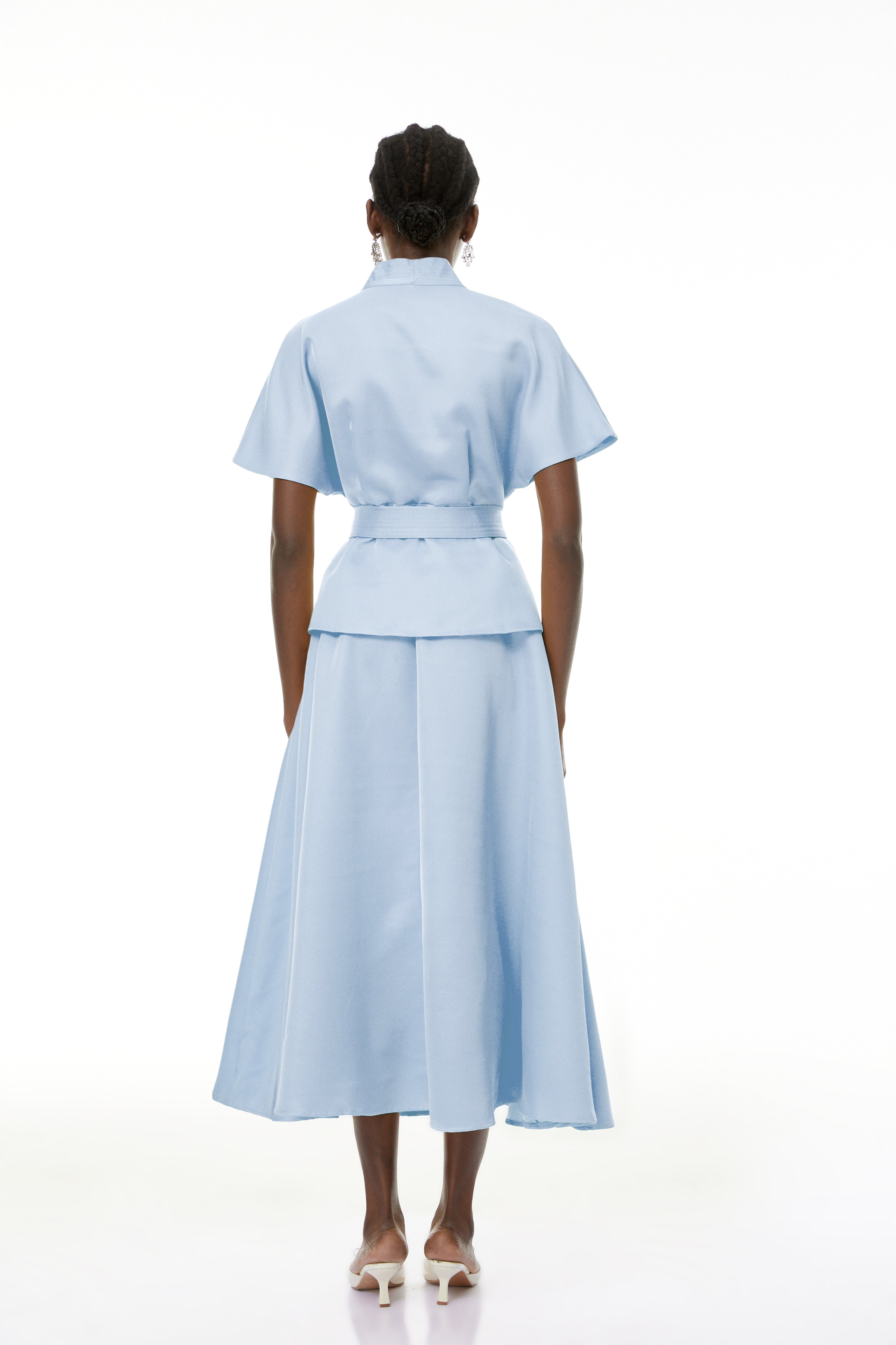Conjunto de blusa y falda de la marca MRMelbourne en azul Johanna, con diseño de lazo autoadherido y estilo elegante.