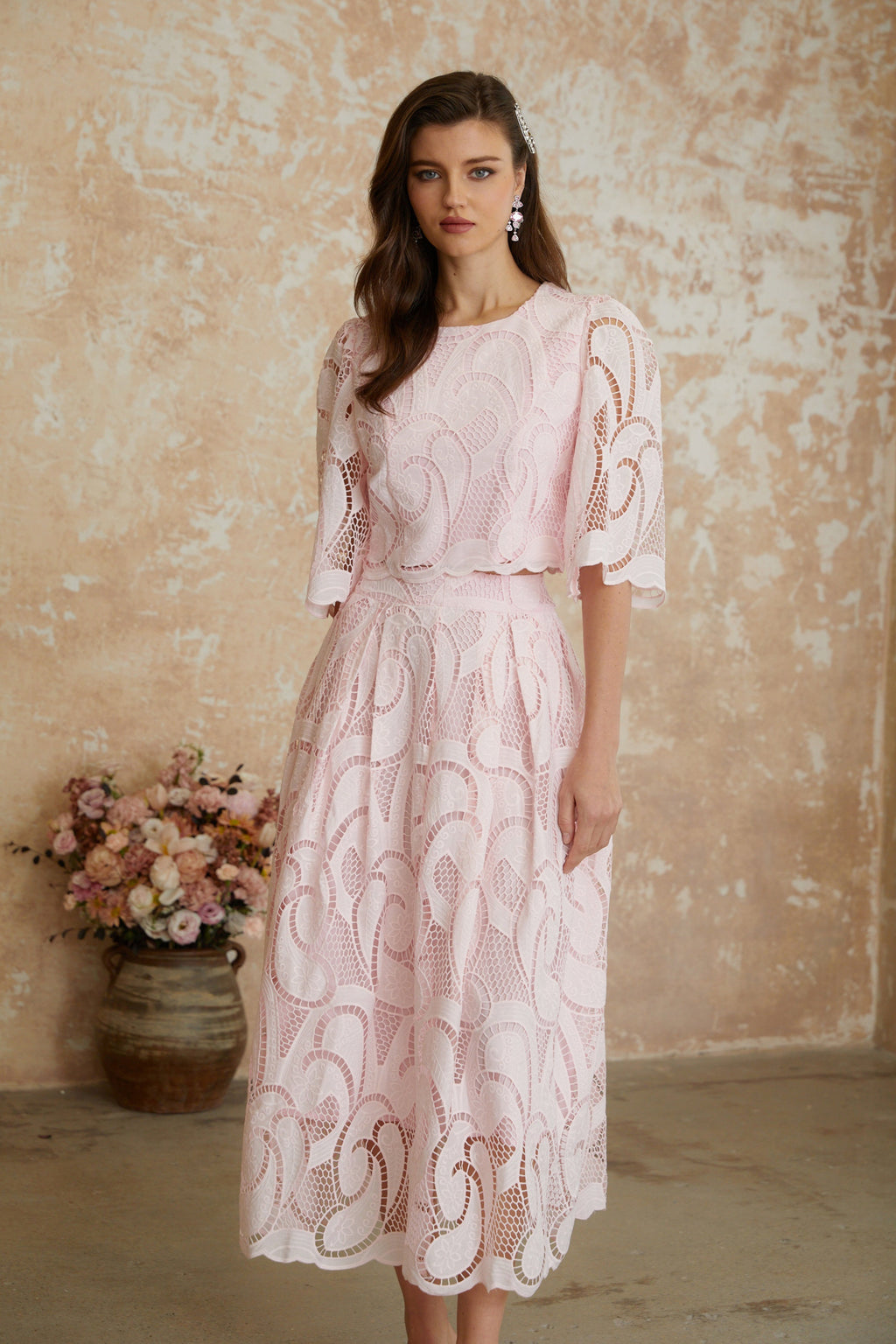 Conjunto de blusa y falda rosa bordada Joséphine de MRNewyork, ropa elegante y colorida para ocasiones especiales.