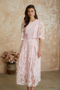 Conjunto de blusa y falda rosa bordada Joséphine de MRNewyork, ropa elegante y colorida para ocasiones especiales.