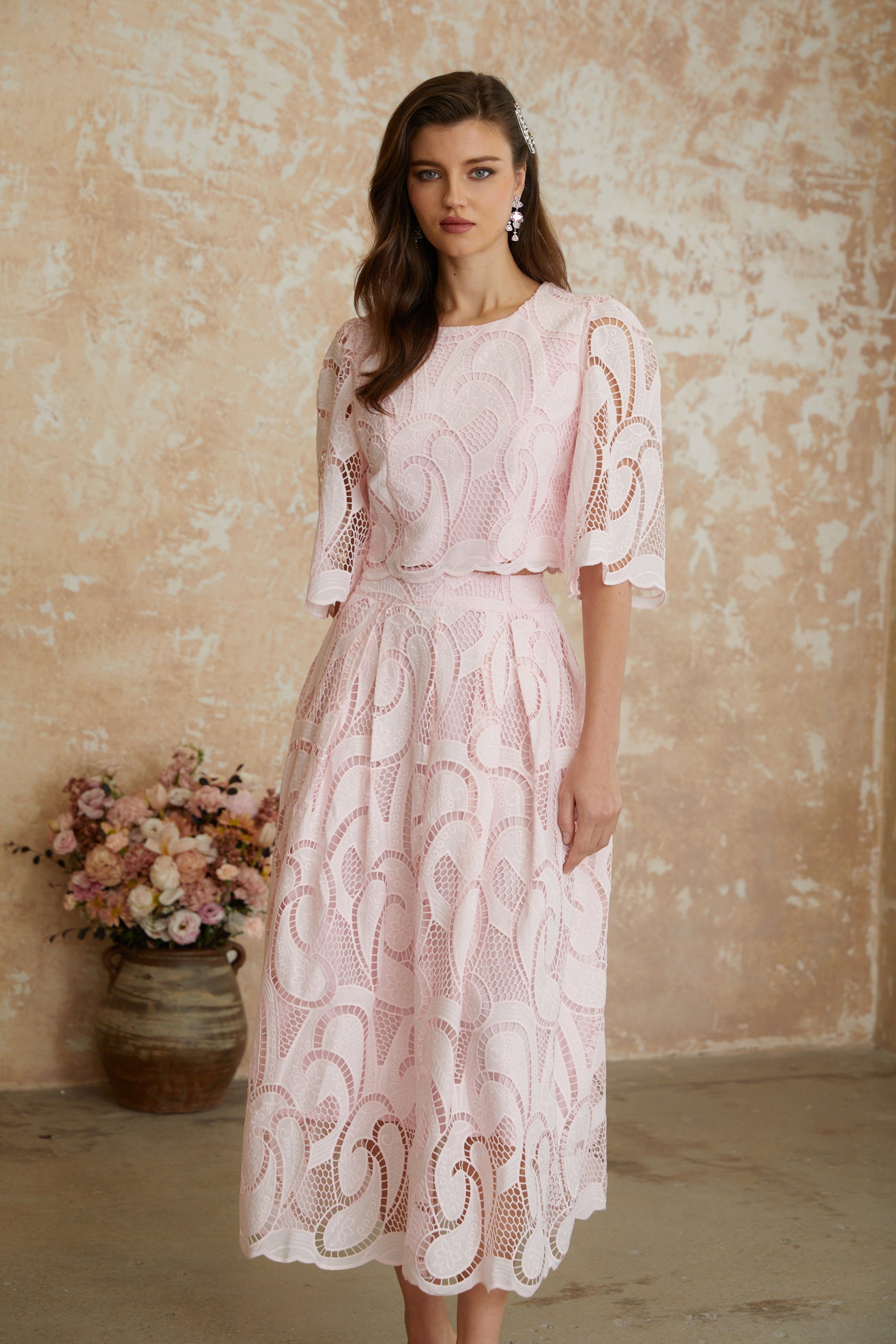 Conjunto de blusa y falda rosa bordada Joséphine de MRNewyork, ropa elegante y colorida para ocasiones especiales.
