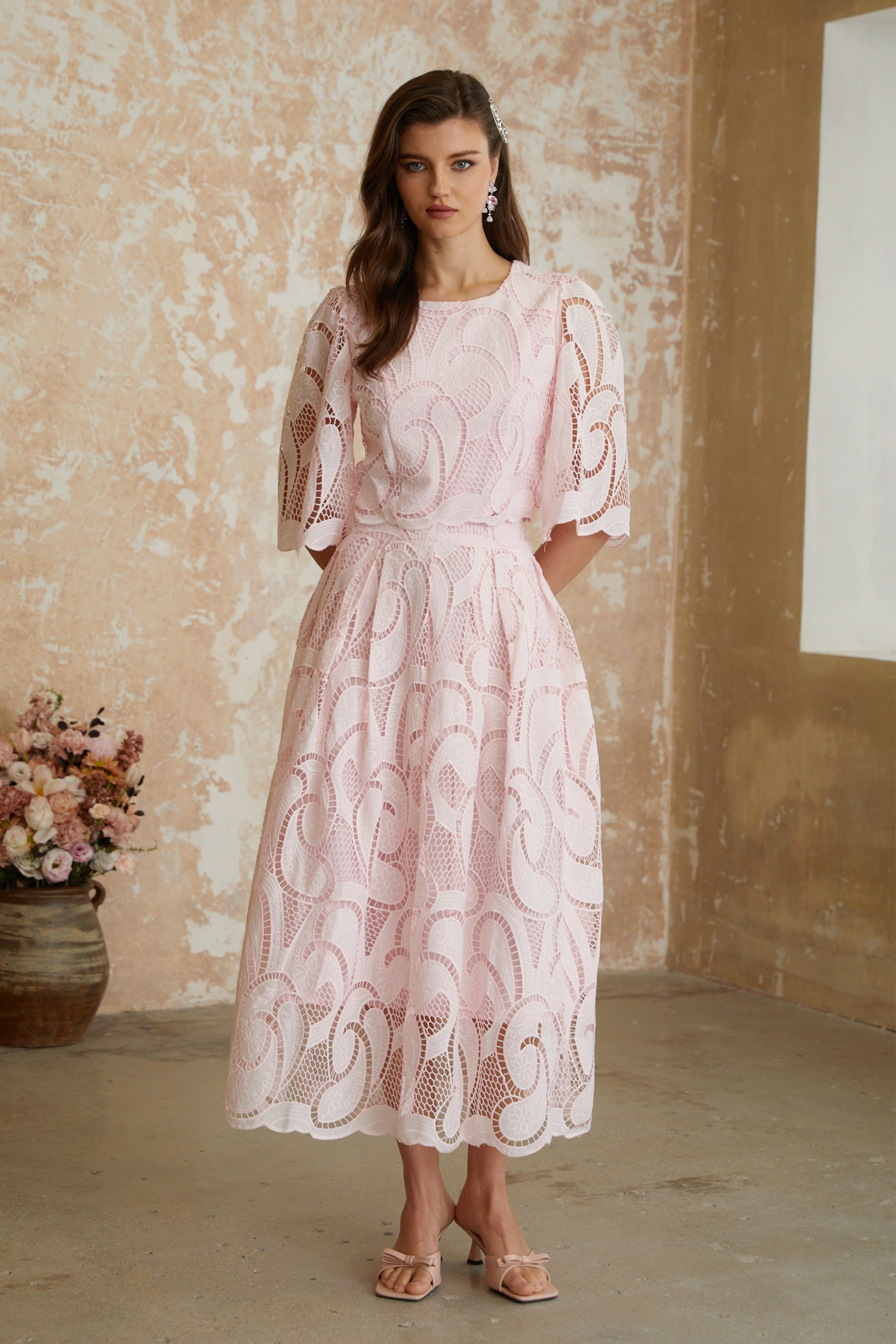 Conjunto de blusa y falda rosa bordada de María Nueva York, estilo elegante y detallado, en una imagen de vista frontal.