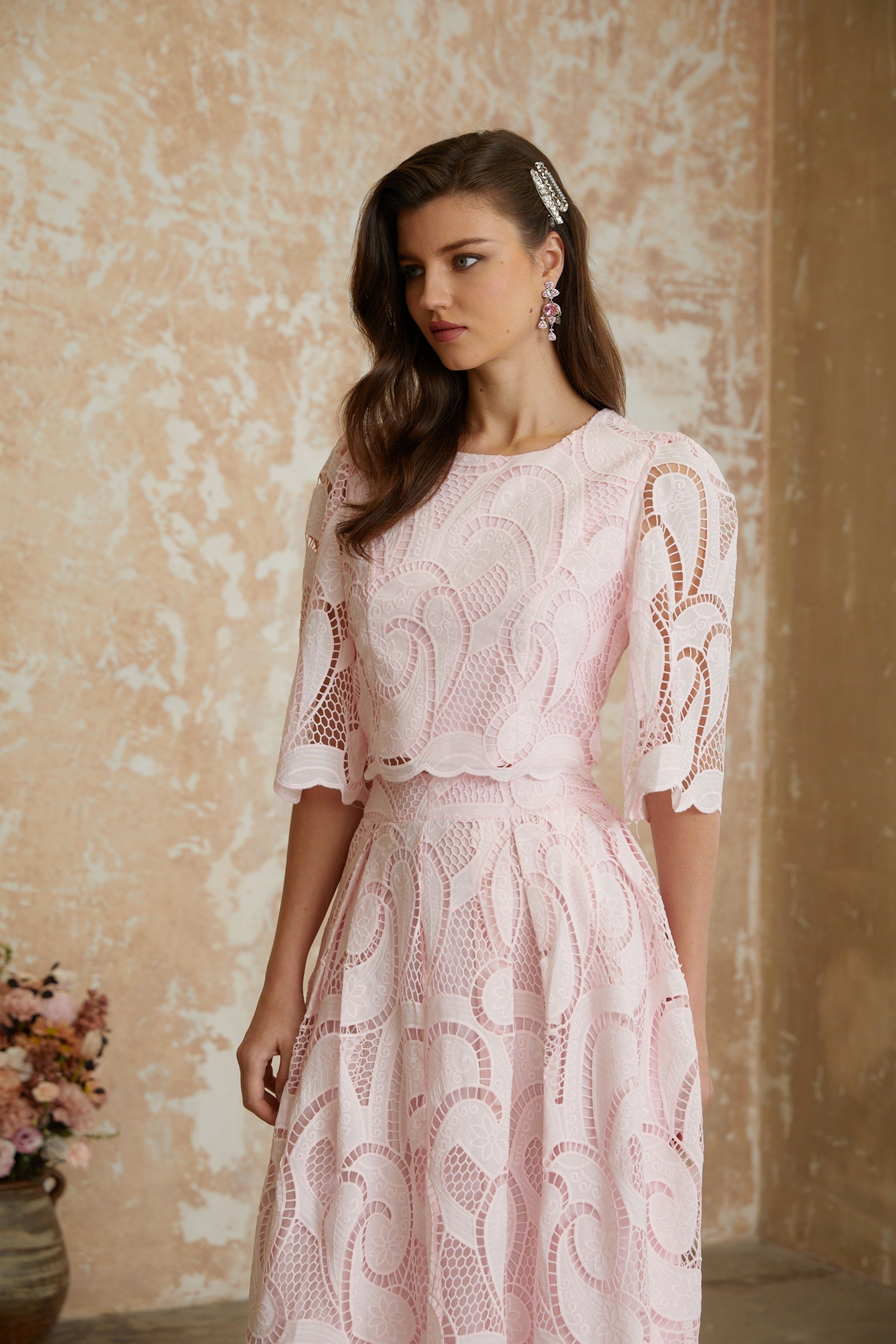 Conjunto de blusa y falda rosa bordada Joséphine de MRNewyork, con detalles elegantes y diseño femenino.