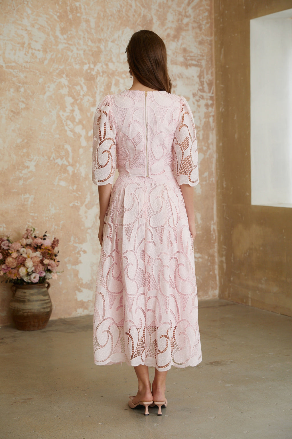Conjunto de blusa y falda bordadas en rosa Joséphine de la marca MRNewyork, con detalles delicados y elegantes.