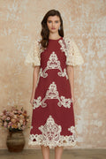 Vestido midi rojo con bloques de color y bordados florales de MRNewyork, con diseño elegante y detalles en la tela.