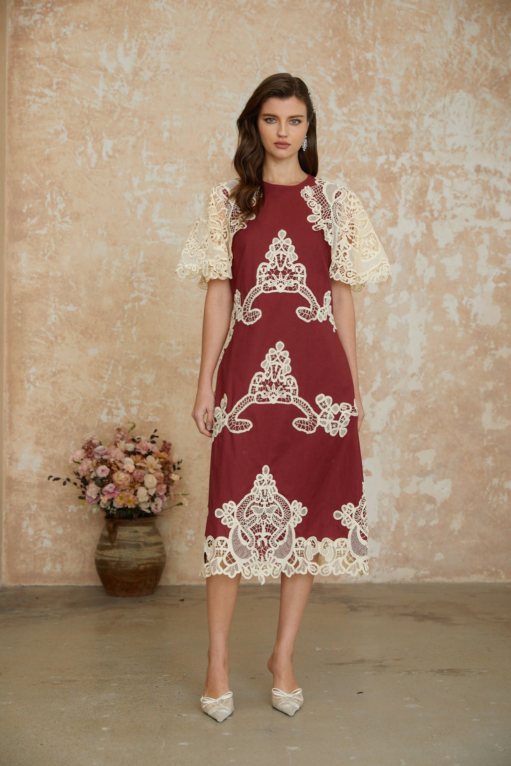 Vestido midi rojo con bloques de color, bordado floral de MRNewyork, con detalles elegantes y diseño llamativo.