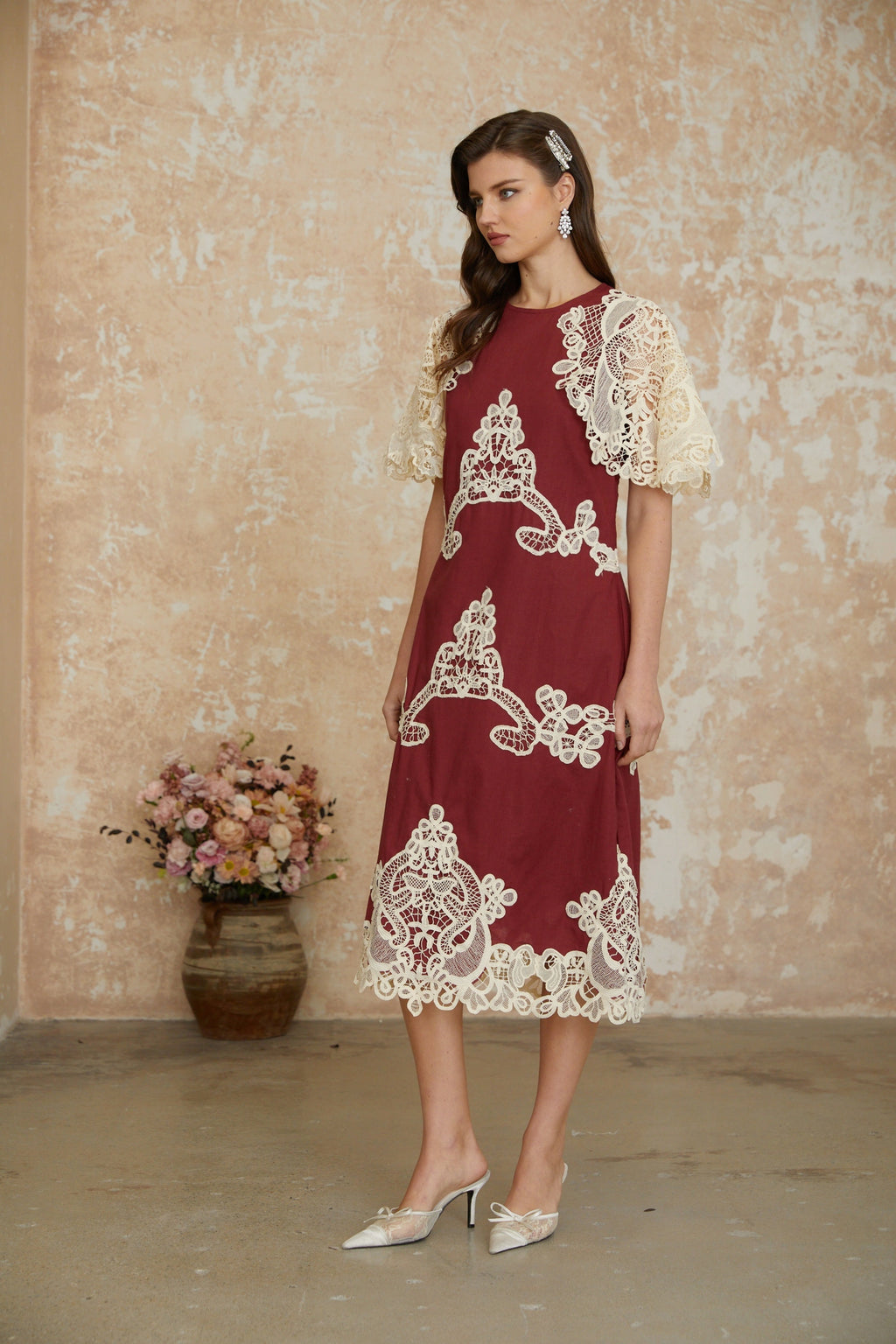 Vestido midi rojo con bloques de color y bordado floral, vestido elegante de la marca MRNewyork.