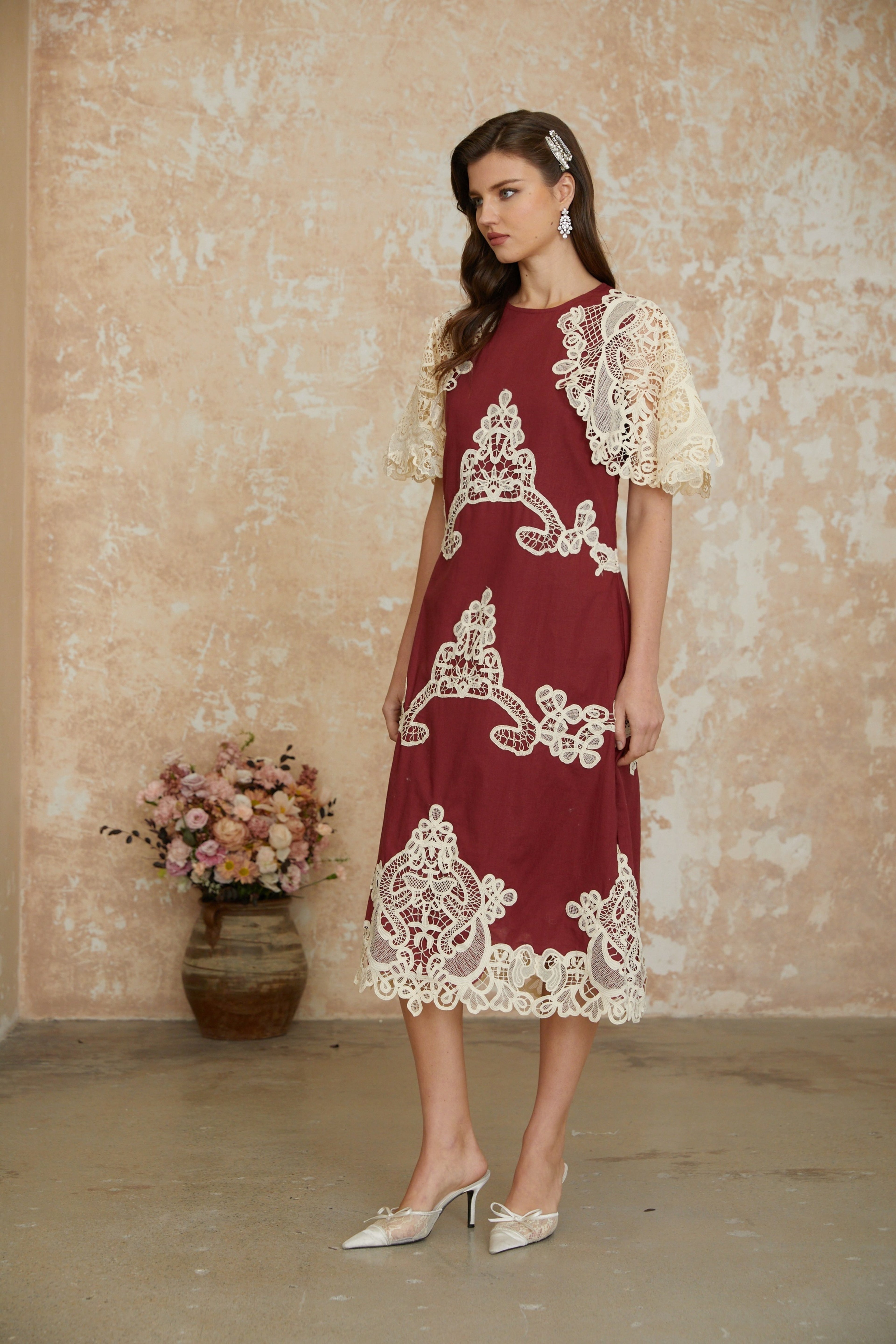 Vestido midi rojo con bloques de color y bordado floral, vestido elegante de la marca MRNewyork.