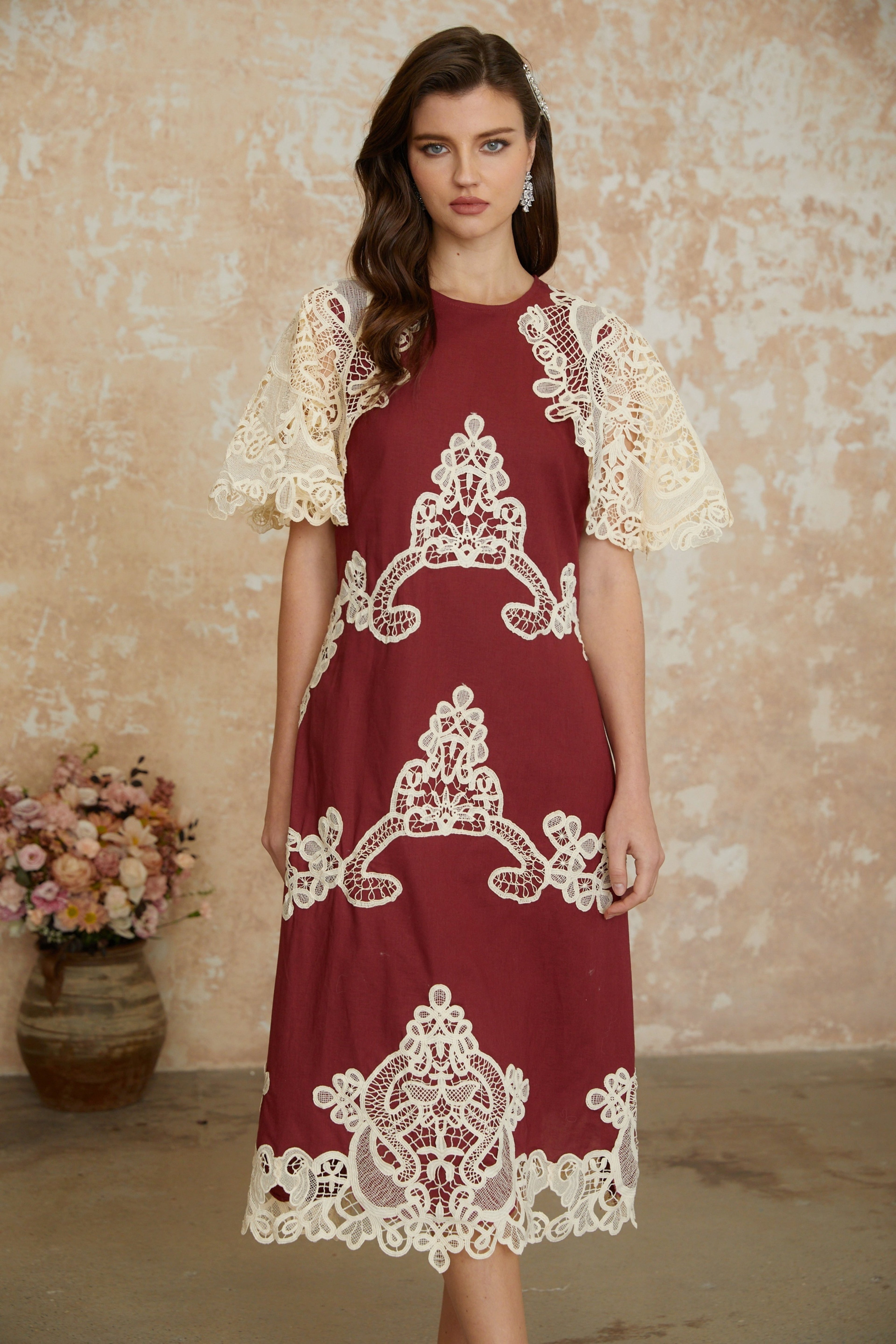 Vestido midi rojo con bloques de color y bordados florales de MRNewyork, muestra el diseño con detalles de bordado en la tela
