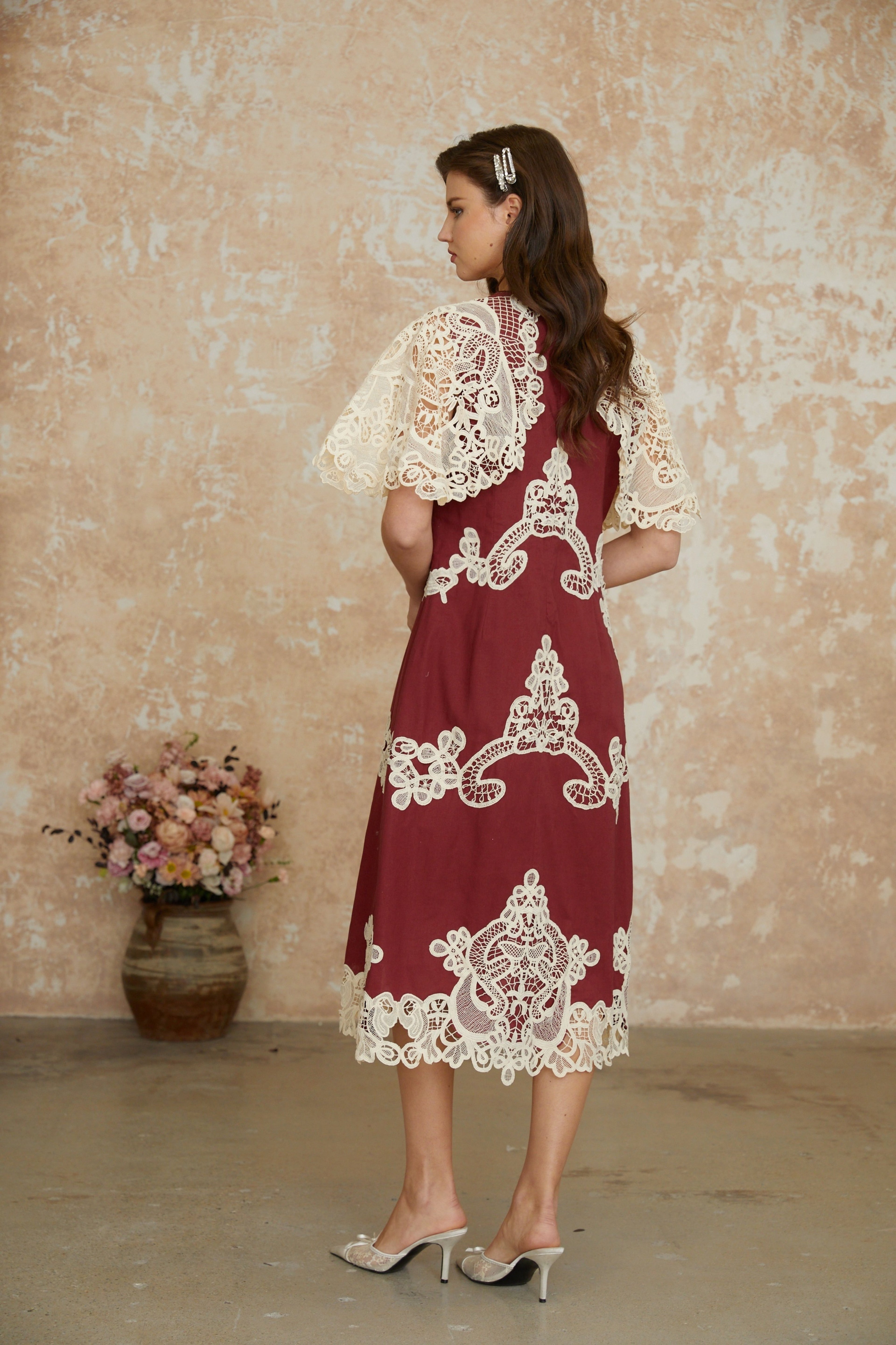 Vestido midi rojo con bloques de color y bordado floral de MRNewyork, con detalles elegantes y diseño femenino.