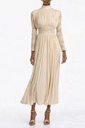 Vestido maxi con panel de encaje en tono neutral y detalles fruncidos de MRMelbourne, mostrando el diseño elegante y fluido.