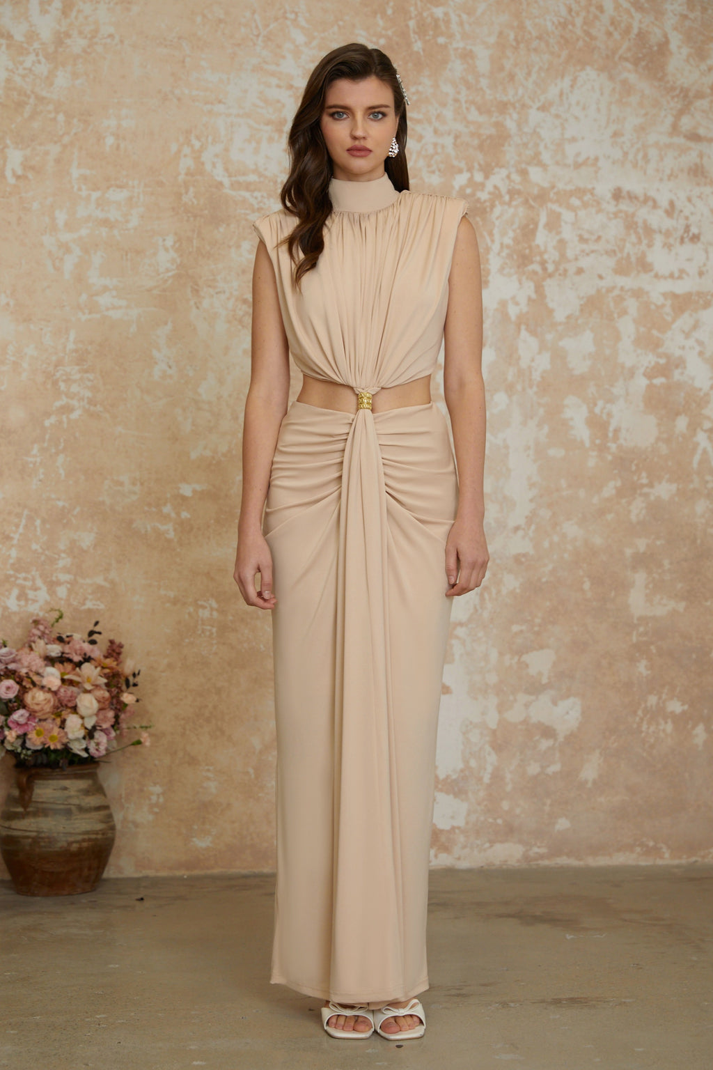 Vestido largo maxi de cuello alto y nudo en la parte frontal de la marca MRNewyork, en tono neutro, con diseño elegante.