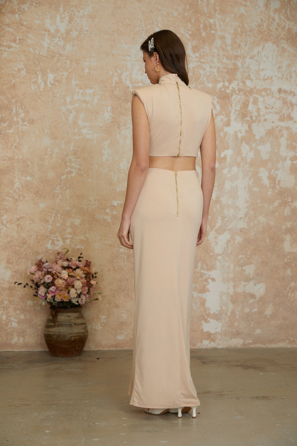 Vestido maxi negro con cuello alto y diseño de twists frontales de la marca MRNewyork, vista frontal.