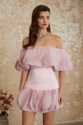 Vestido mini rosa con hombros descubiertos y volantes de la marca MRNewyork, diseño elegante y femenino en la imagen.