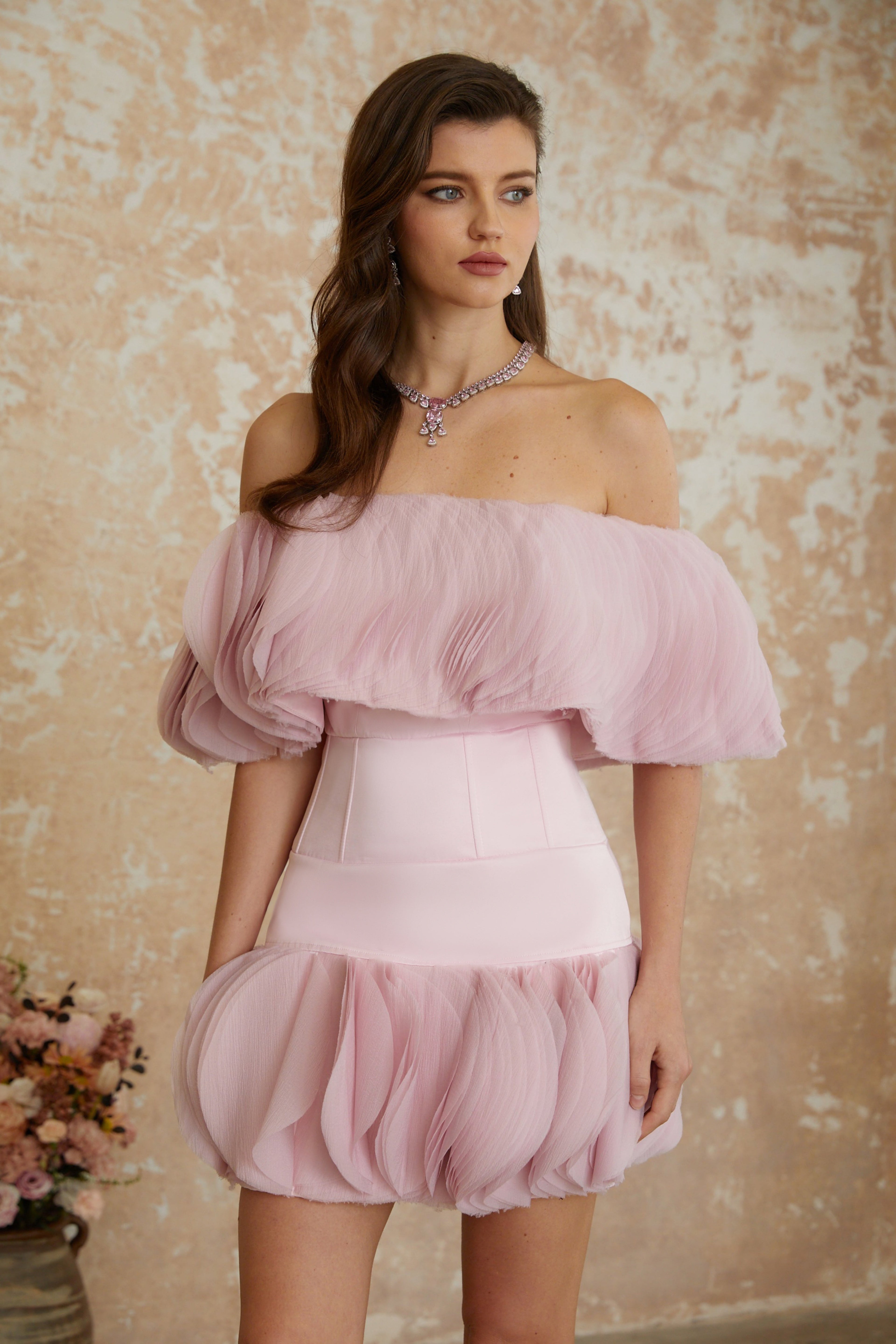 Vestido mini rosa con hombros descubiertos y volantes de la marca MRNewyork, diseño elegante y femenino en la imagen.