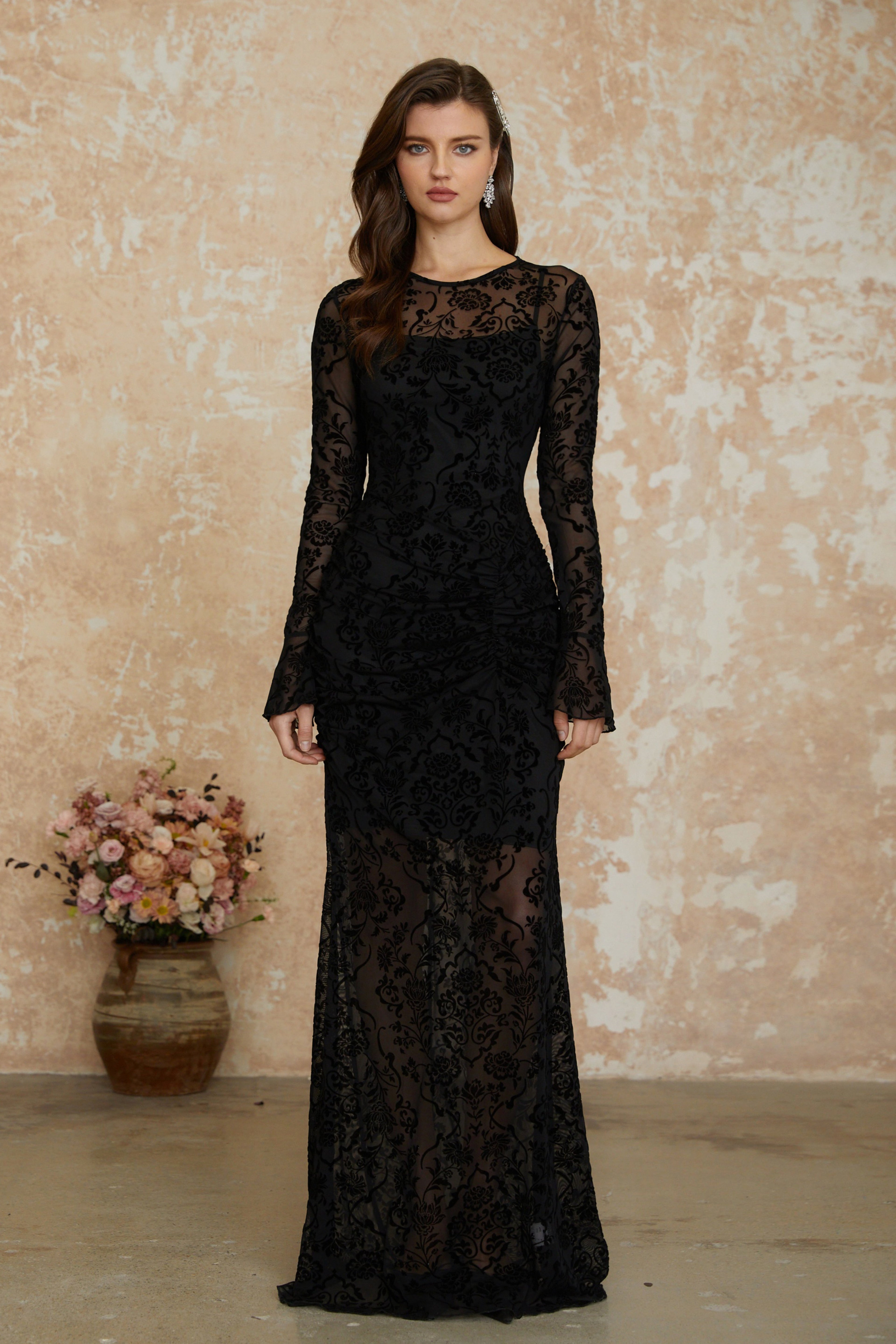 Vestido largo negro con flores flocked y detalles fruncidos de la marca MRNewyork, diseñado para ocasiones elegantes.