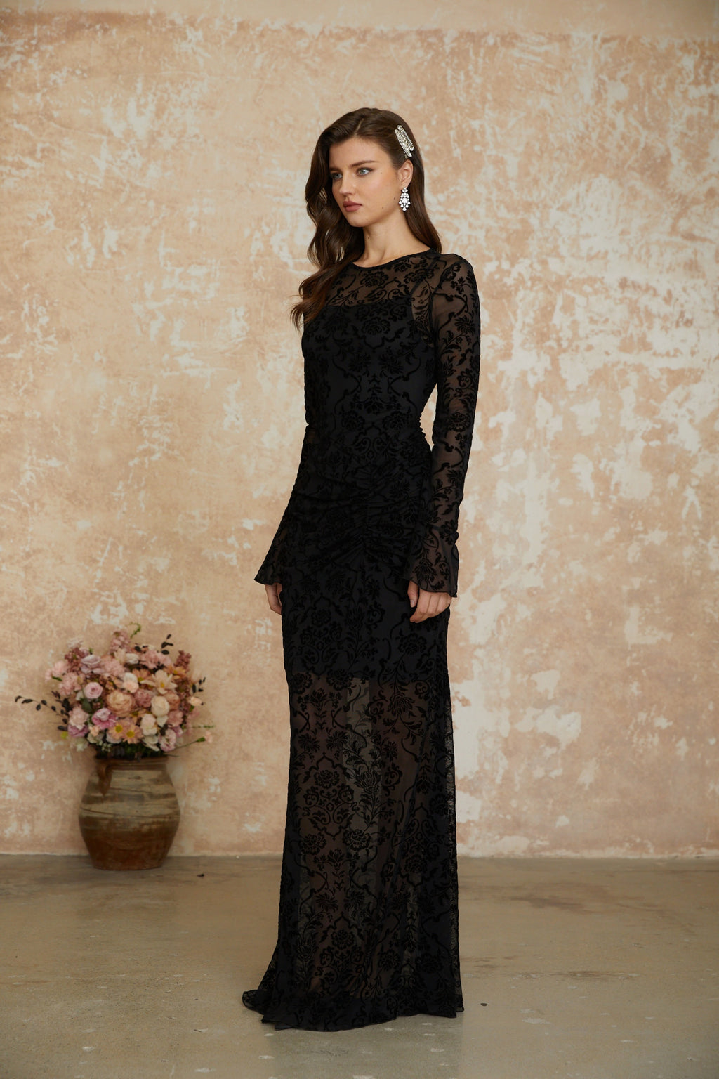 Vestido largo negro con flores de felpa y fruncido, estilo maxi de MRNewyork, con diseño elegante y detalles florales.