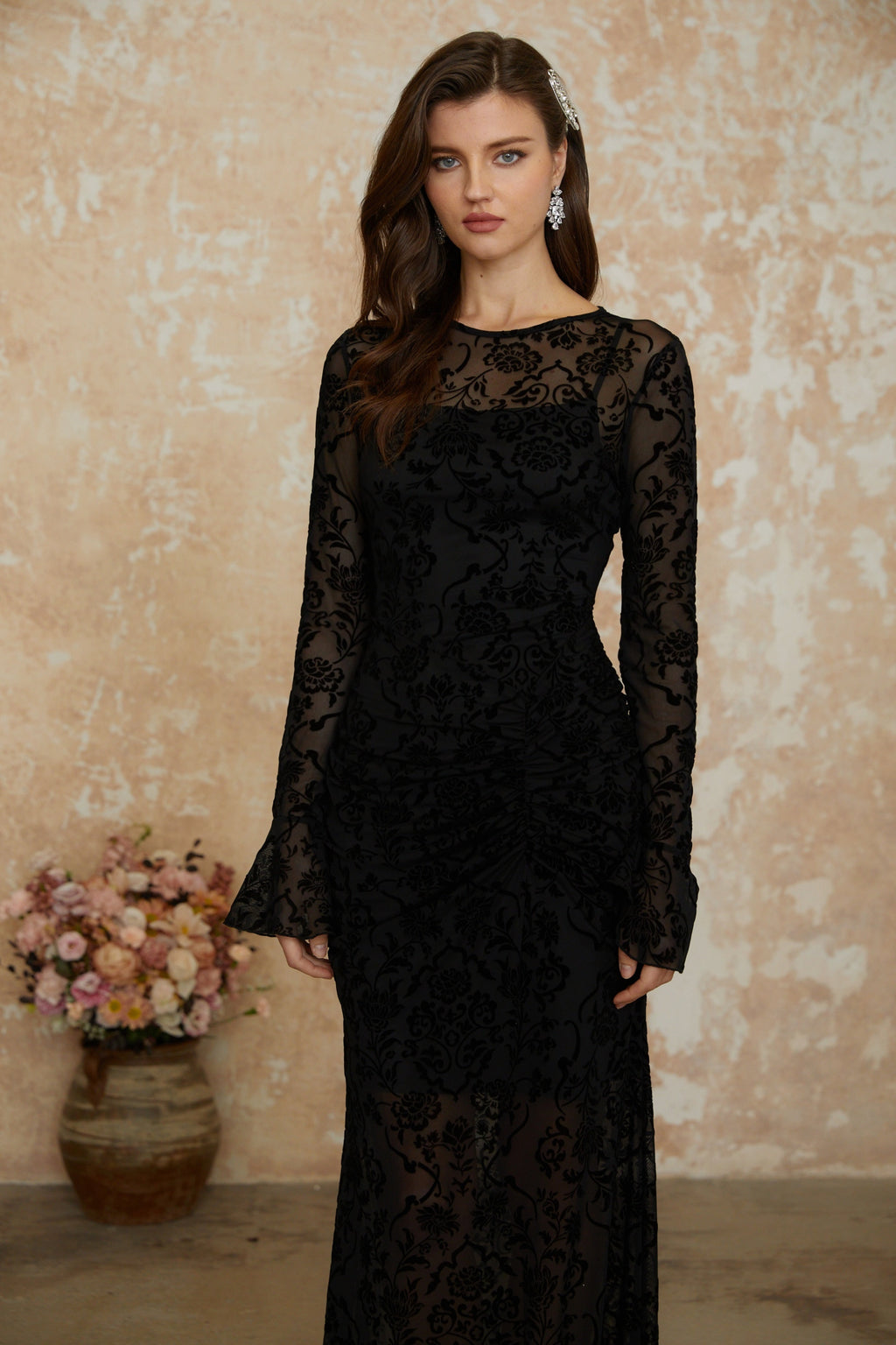 Vestido largo maxi negro con flores flocked y detalles ruched de MRNewyork, con estilo elegante y femenino.
