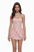 Vestido mini de encaje rosa Klaudia de MRNewyork con hombros descubiertos y diseño elegante, mostrando detalles del encaje y la silueta.