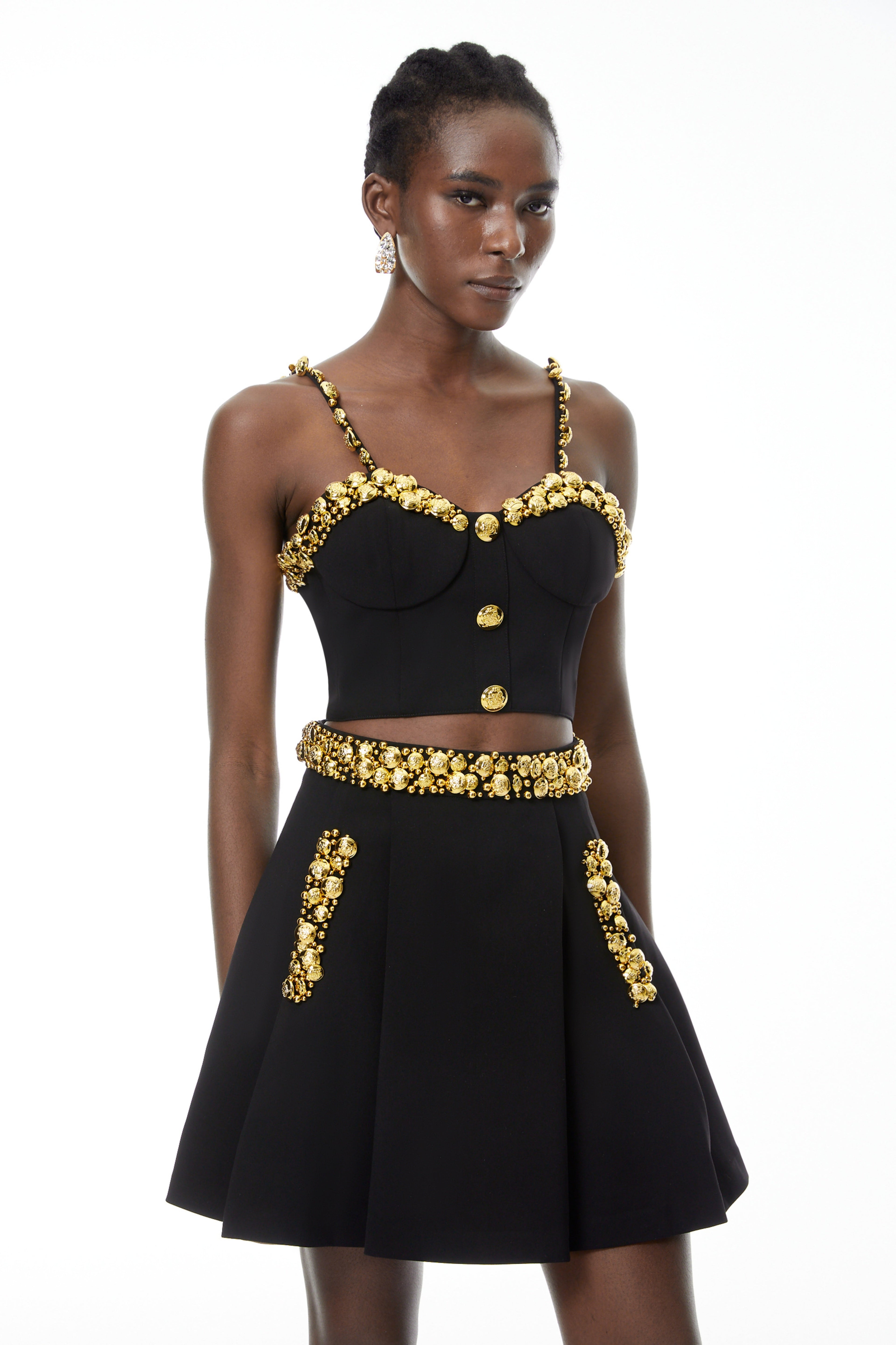 Conjunto de top negro y minifalda con botones de la marca MRTokyo, mostrando el diseño de la parte superior y la falda.