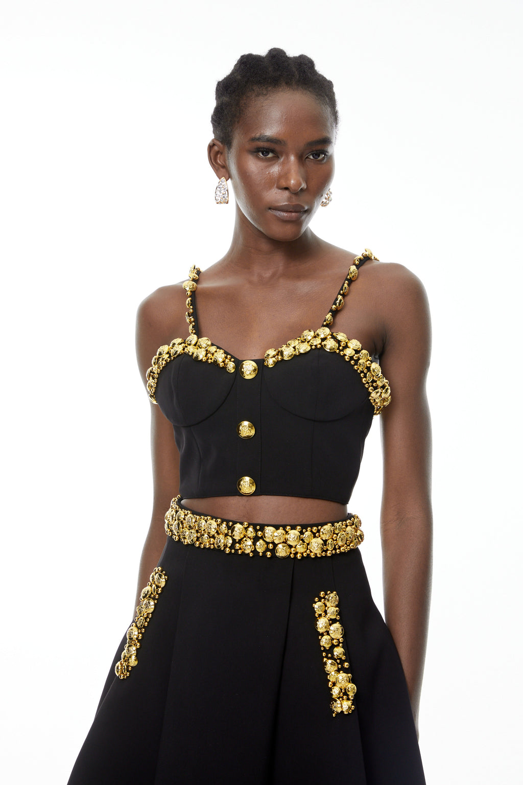 Conjunto de top negro y falda mini con botones de MRTokyo, incluye un top ajustado y una falda corta con detalles de botones.