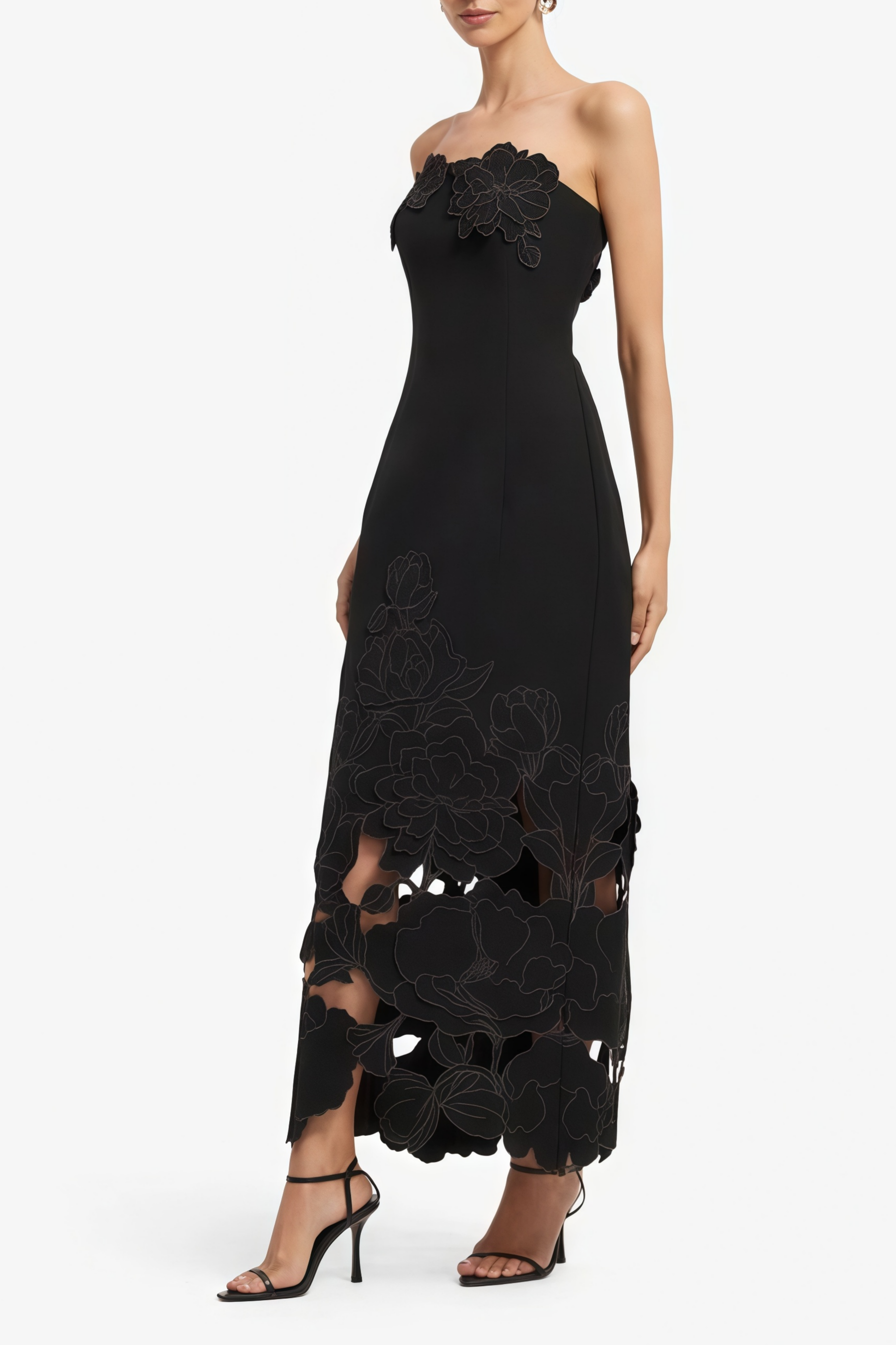 Vestido maxi negro strapless con bordado floral y detalles de encaje, de la marca MRNewyork, en estilo elegante y sofisticado.